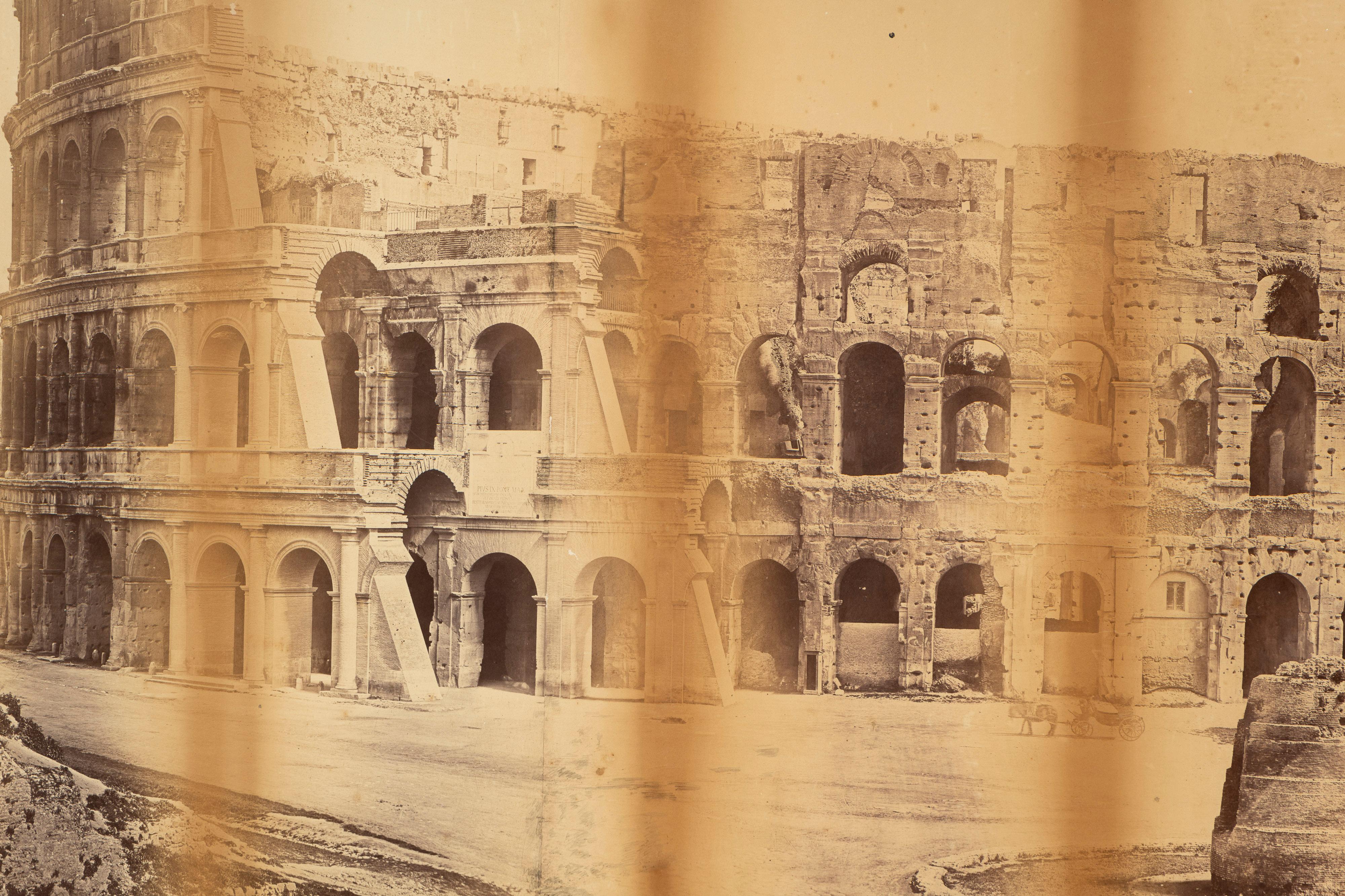 Esta gran fotografía antigua de albúmina, enmarcada, Coliseo romano, siglo XIX, es bastante increíble y sería un fascinante artefacto histórico. Las impresiones a la albúmina fueron un método fotográfico muy popular en el siglo XIX, caracterizado