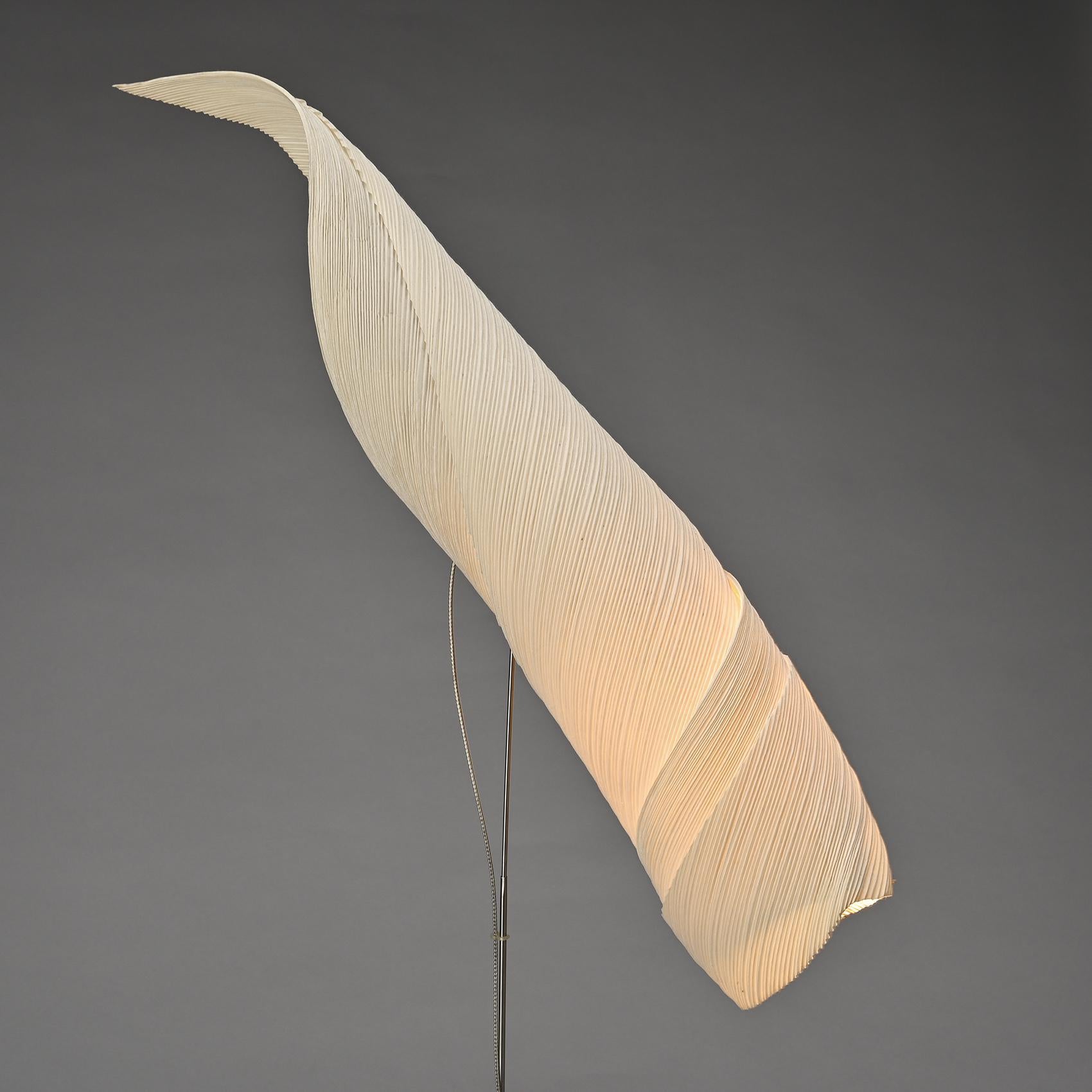This sculptural lamp from the MaMo Nouchies series, model Alodri, was designed by Dagmar Mombach, Ingo Maurer, and his team in the late 1990s. It has a strong yet delicate design, typical of Ingo Maurer's work. More than a simple lighting designer,