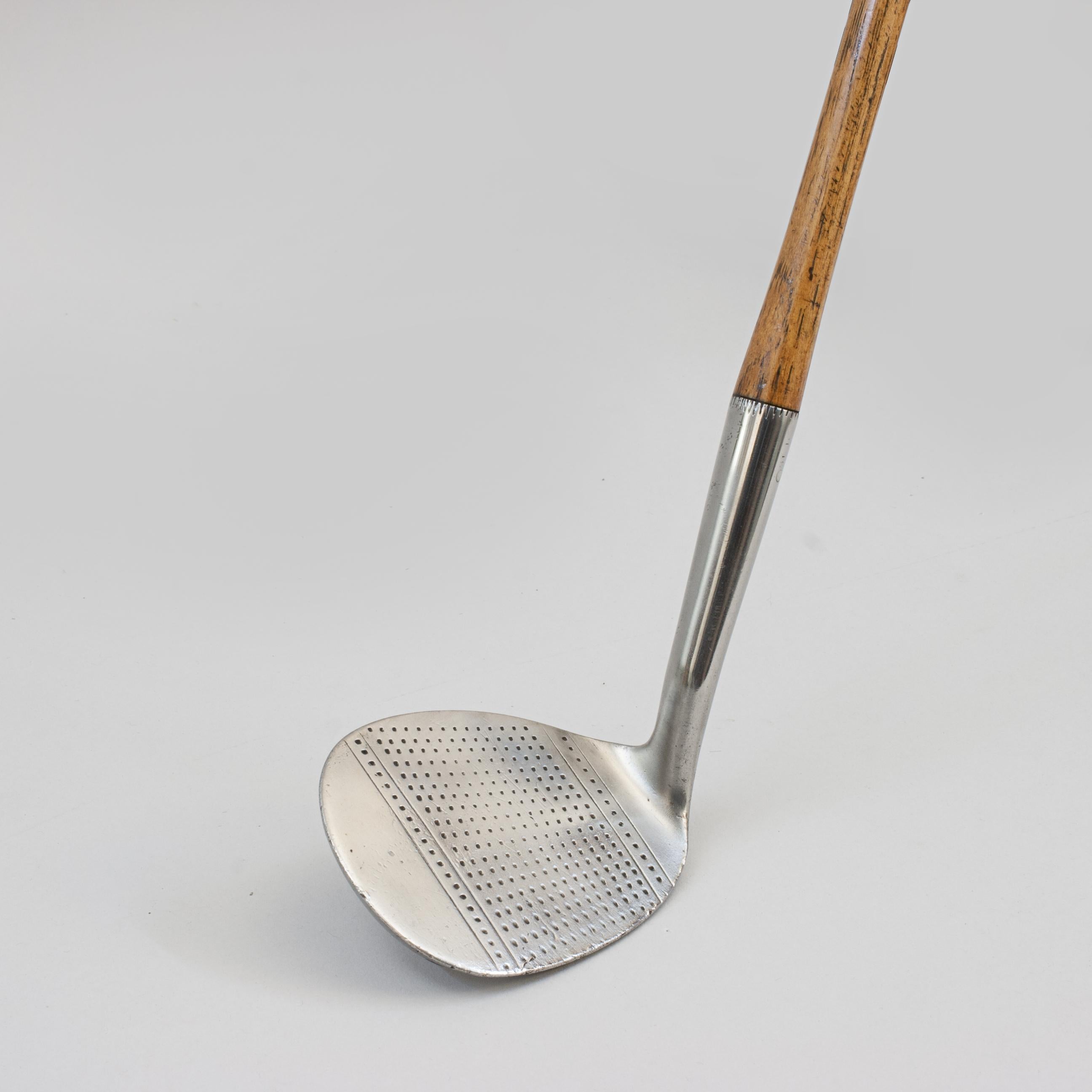 Antique Cochrane's Giant Niblick à tige en caryer.
Peut-être l'un des objets de collection de golf les plus populaires, le niblick géant. Présente dans de nombreuses collections en raison de son énorme tête surdimensionnée qui attire l'attention.