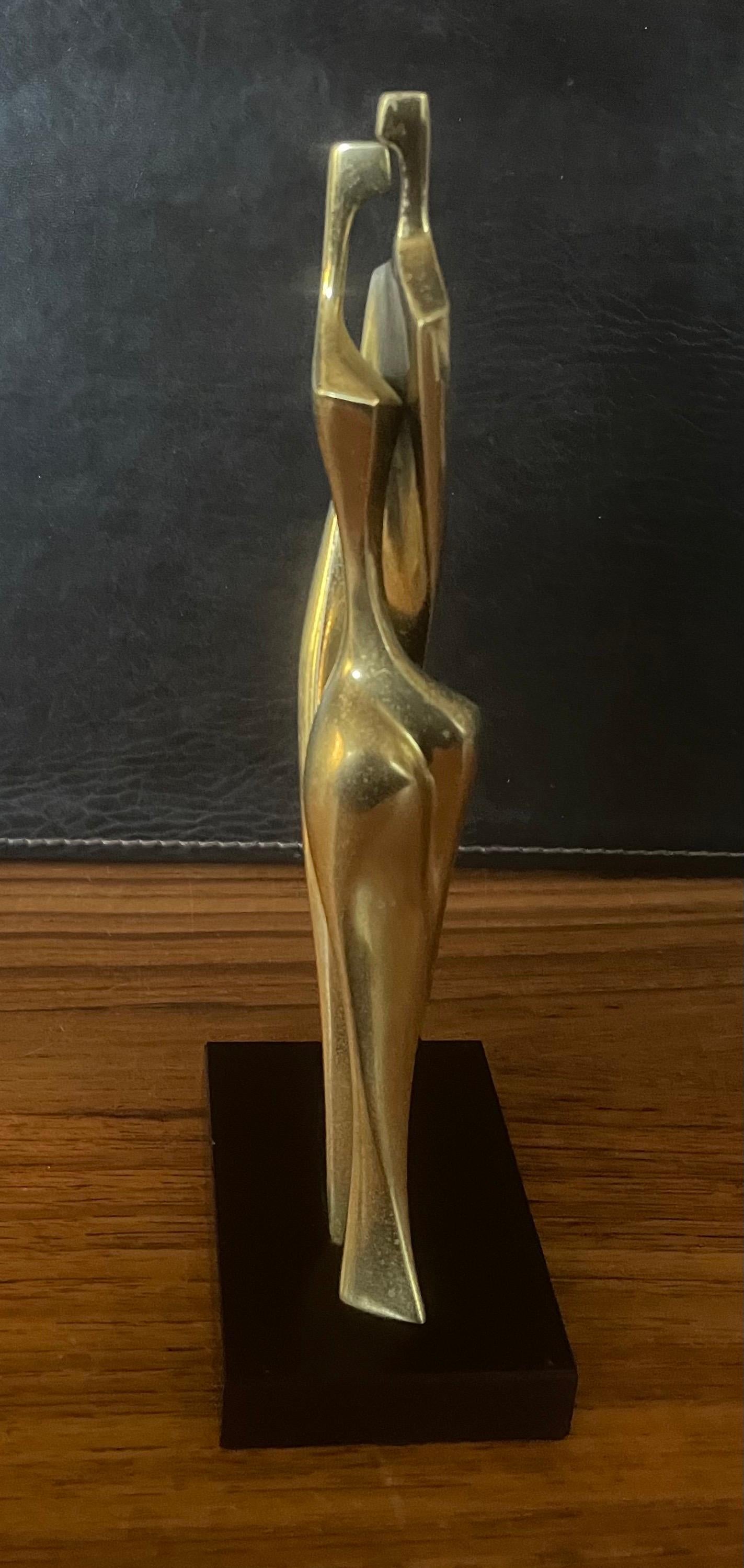 uomo donna abbracciati