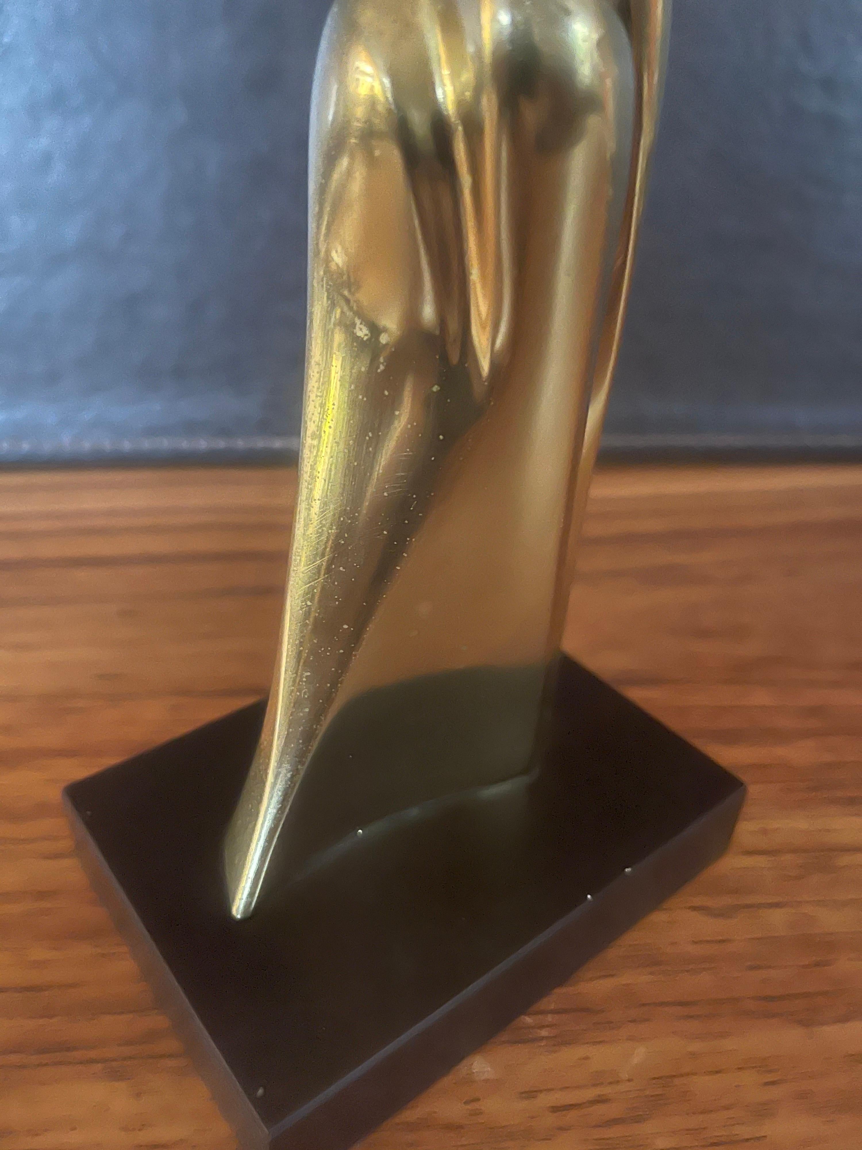 Bronzo Uomo e donna abbracciati, scultura in bronzo patinato di Itzik Ben Shalom in vendita