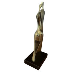Homme et femme enlacés, sculpture en bronze patiné par Itzik Ben Shalom