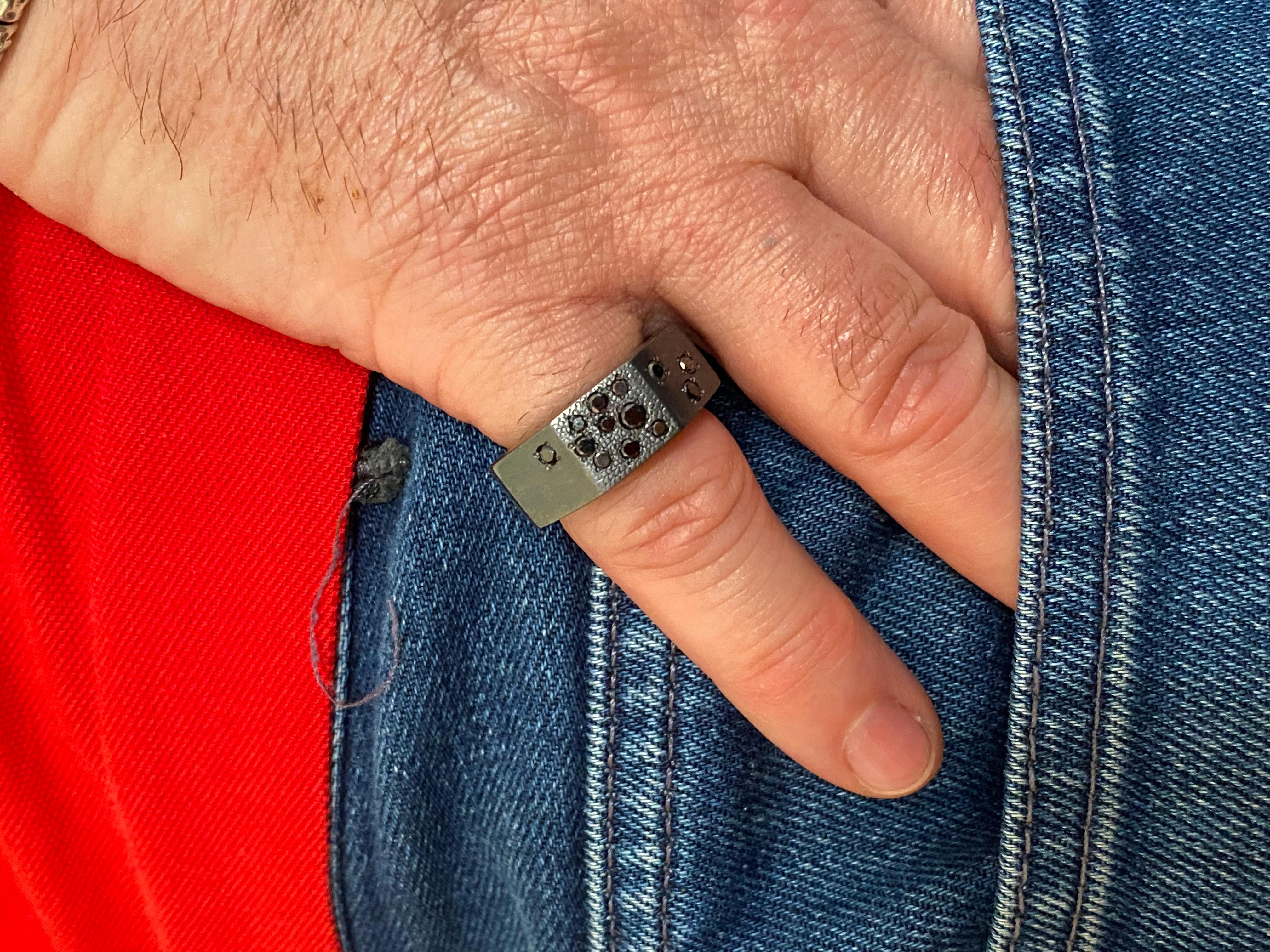 Zeitgenössischer Unisex-Ring aus brüniertem Sterlingsilber mit 0,45 Karat schwarzen Diamanten im Angebot 3