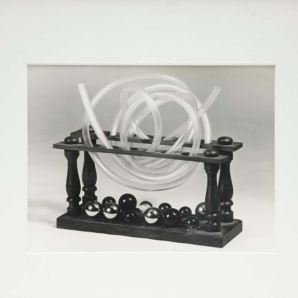 Man Ray Archiv-Fotografie des Rauchgeräts von 1959.
Gedruckt 1970 von Studio Marconi.
Gerahmt auf einem Rahmen aus dem 19. Jahrhundert mit Museumsglas.

Gelatinesilber-Bromid 24 x 18.

Man Ray (1890-1976) war ein amerikanischer bildender