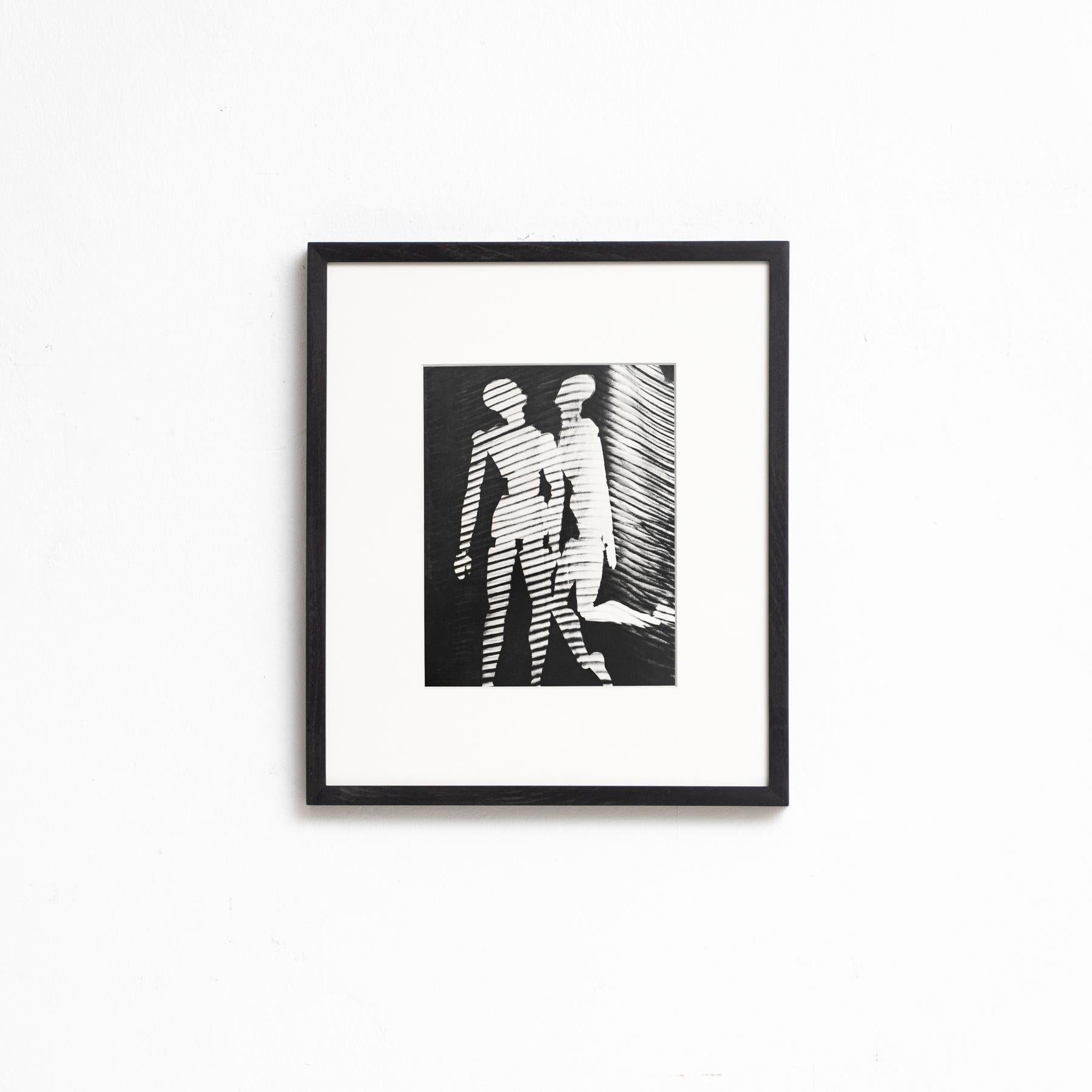 Plongez dans l'univers surréaliste de Man Ray avec cette photographie encadrée en noir et blanc, chef-d'œuvre de l'art surréaliste. Imprimée en héliogravure, cette œuvre fait partie d'une édition limitée à 1000 exemplaires, publiée par Gruppo