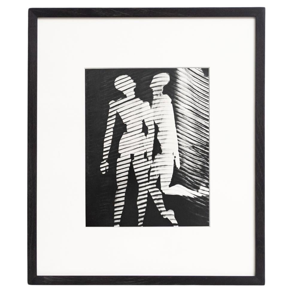 Photographie encadrée de Man Ray en noir et blanc en vente