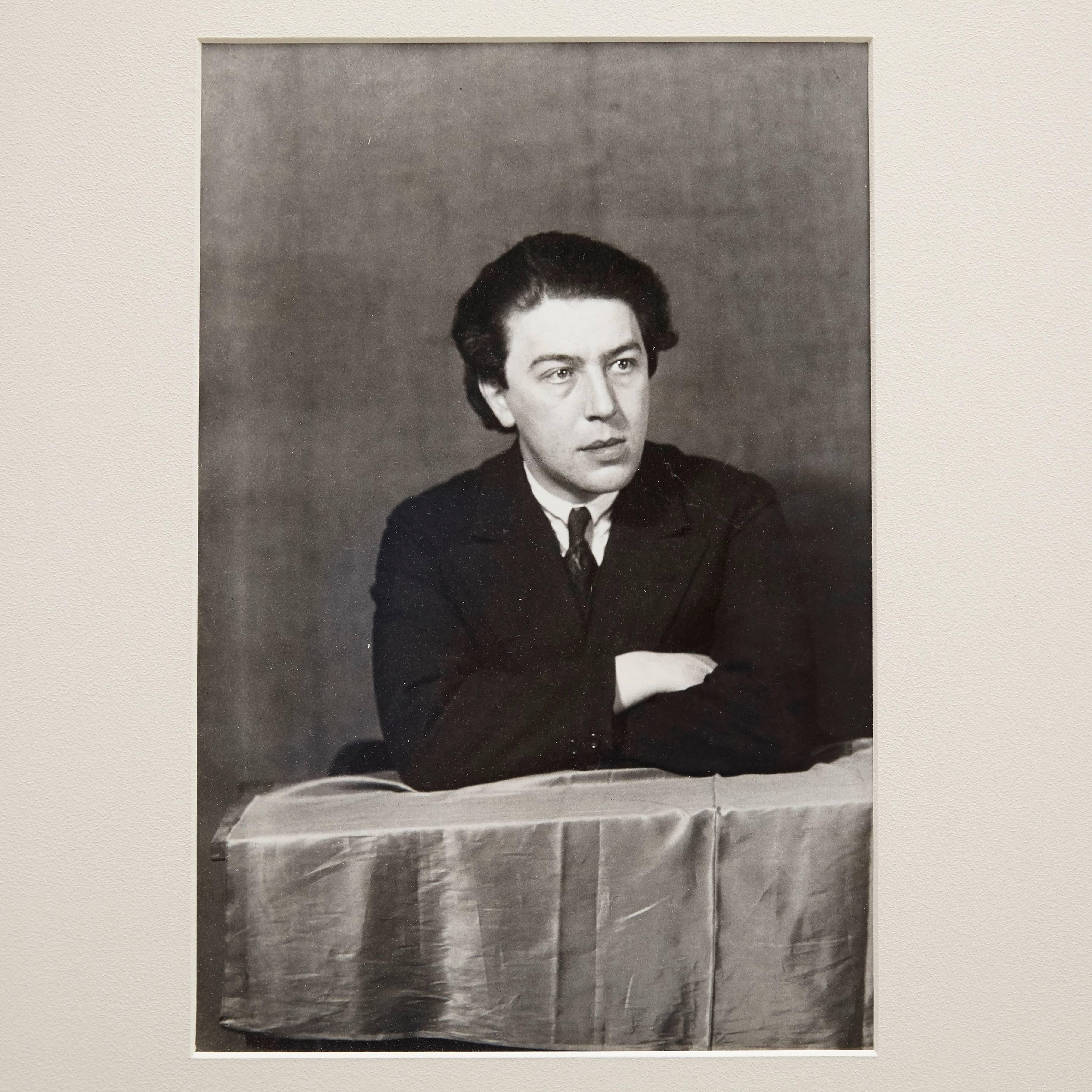 Porträt von André Breton, fotografiert von Man Ray, 1932.

Ein posthumer Abzug vom Originalnegativ aus dem Jahr 1977 von Pierre Gassmann.

Gelatinesilberbromid.

Geboren (Philadelphia, 1890 - Paris, 1976) als Emmanuel Radnitzky, nahm Man Ray