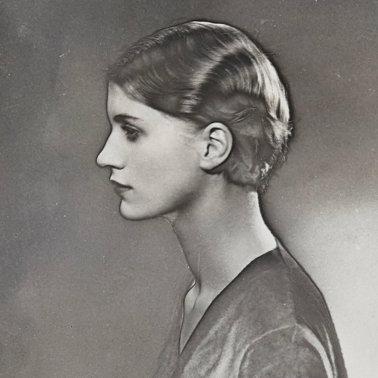 Man Ray photography of Lee Miller, 1932.

A posthumous print from the original negative in 1977 by Pierre Gassmann.

Gelatin silver bromide.

Born (Philadelphia, 1890-Paris, 1976) Emmanuel Radnitzky, Man Ray adopted his pseudonym in 1909 and