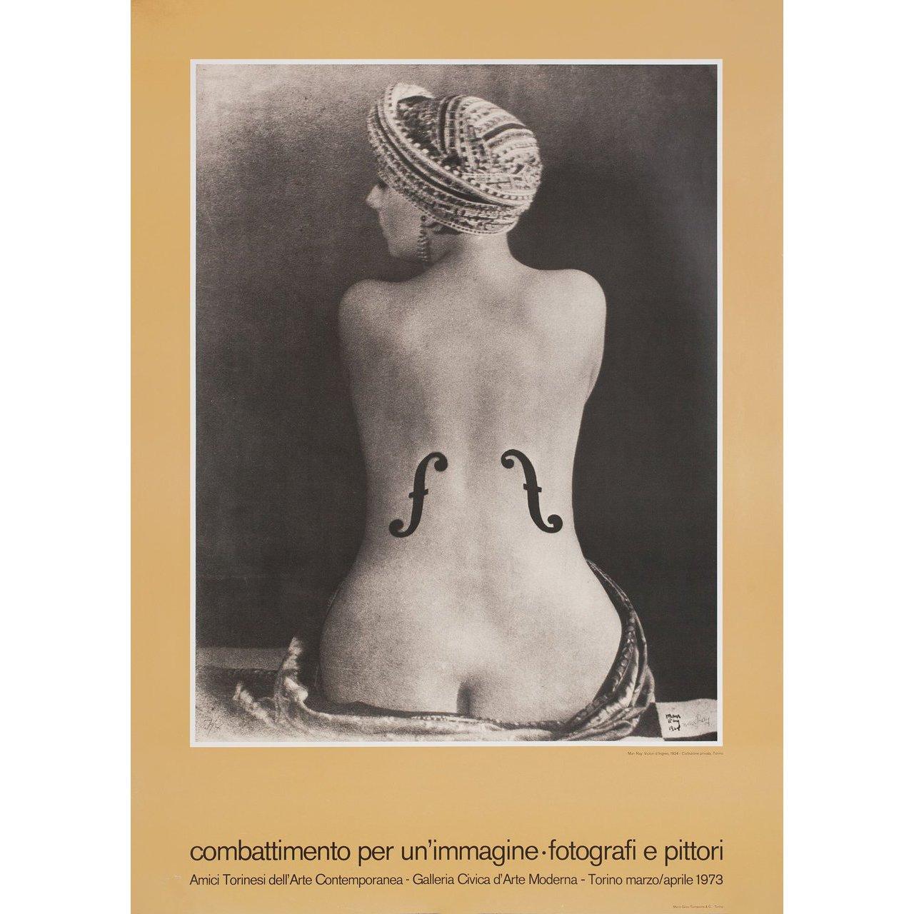 Originales italienisches Plakat von Man Ray aus dem Jahr 1974 für die Ausstellung Man Ray: Combattimento per un'immagine-photografi e pittori. Sehr guter Zustand, gerollt. Bitte beachten Sie: Die Größe ist in Zoll angegeben und die tatsächliche