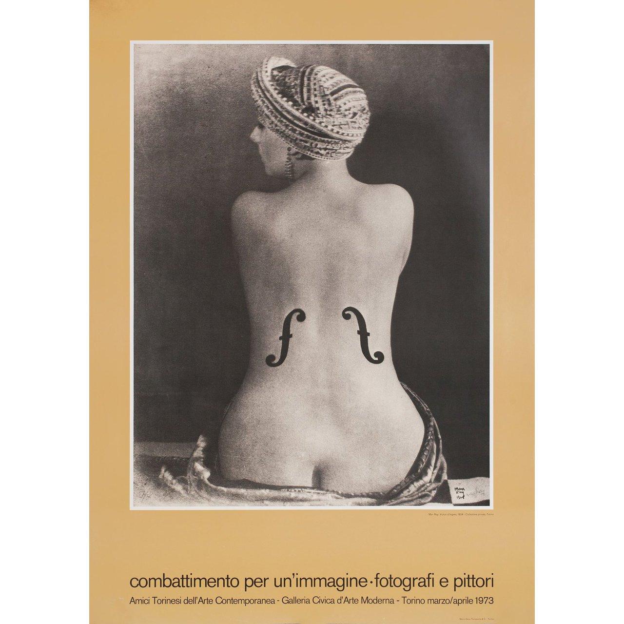 Manifesto originale del 1974 di Man Ray per la mostra Man Ray: Combattimento per un'immagine-fotografi e pittori. Ottime condizioni, arrotolato. Nota bene: le dimensioni sono indicate in pollici e le dimensioni reali possono variare di un pollice o