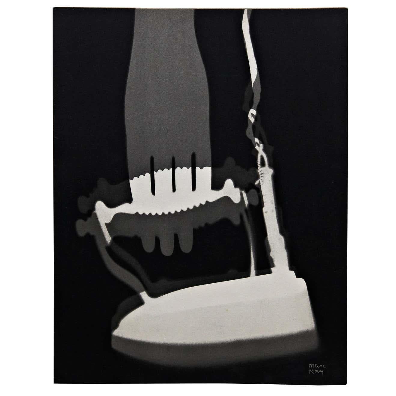Rayographie He'liogravure de Man Ray pour la Compagnie Parisienne de Distribution d'Electricite', 1931.

Imprimé en héliogravure et signé dans le négatif
500 exemplaires.

Man Ray (1890-1976) était un artiste visuel américain qui a passé la
