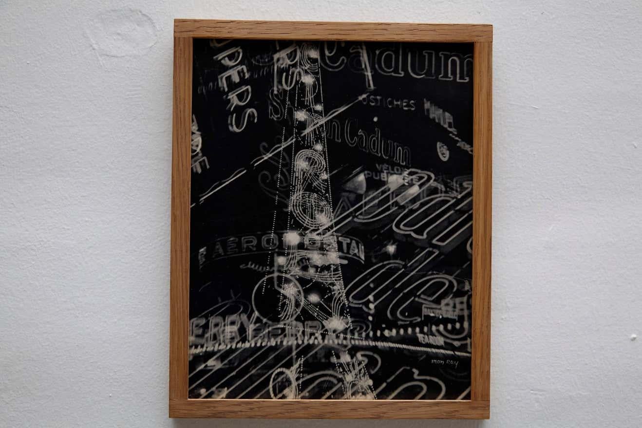 Rayographe He'liogravure de Man Ray pour la Compagnie Parisienne de Distribution d'Electricité 1931

Imprimé en héliogravure et signé dans le négatif
500 copies.

Man Ray (1890-1976) était un artiste visuel américain qui a passé la majeure
