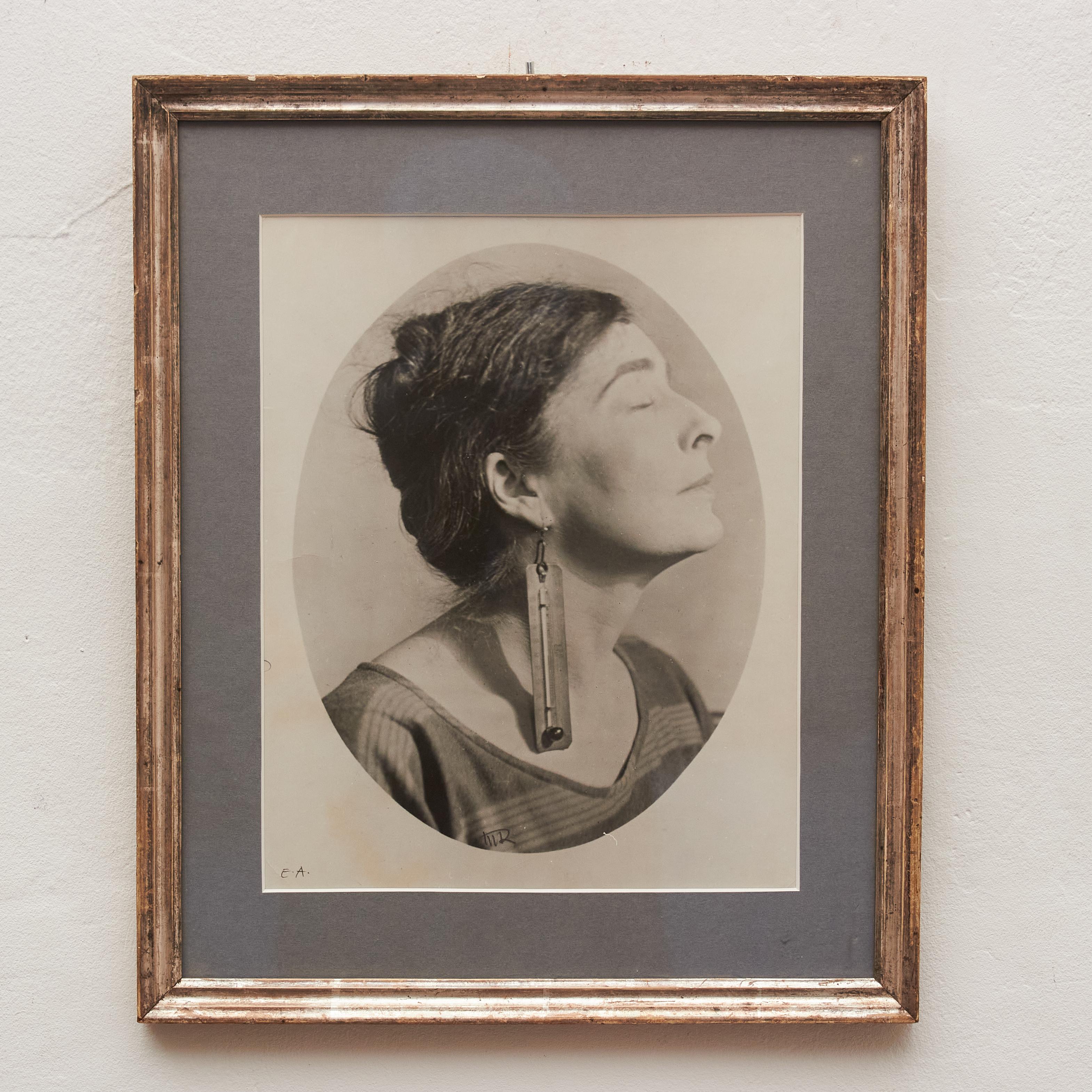 Plongez dans le surréalisme avec cette exceptionnelle photographie Epreuve de Artiste en noir et blanc du légendaire Man Ray. Portrait surréaliste d'une femme, méticuleusement encadré dans un cadre du début du XXe siècle, ce chef-d'œuvre témoigne de
