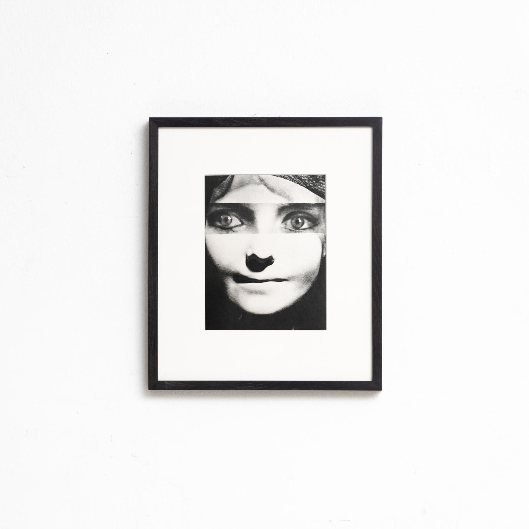 Sumérgete en el mundo surrealista de Man Ray con esta fotografía enmarcada en blanco y negro, una obra maestra del arte surrealista. Impresa en heliograbado, esta obra de arte forma parte de una edición limitada de 1000 ejemplares, publicada por el