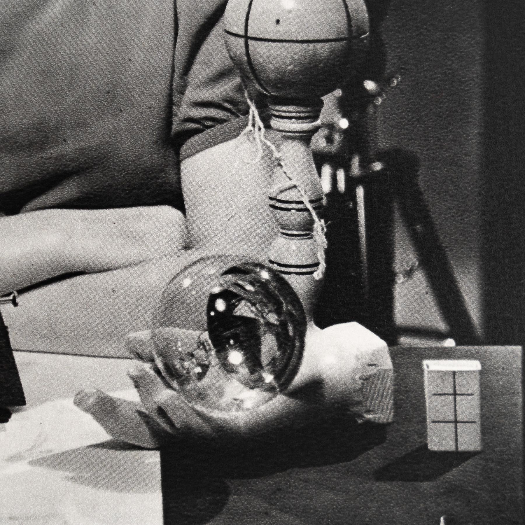 Man Ray Fotografía en blanco y negro enmarcada - Edición limitada finales del siglo XX en venta