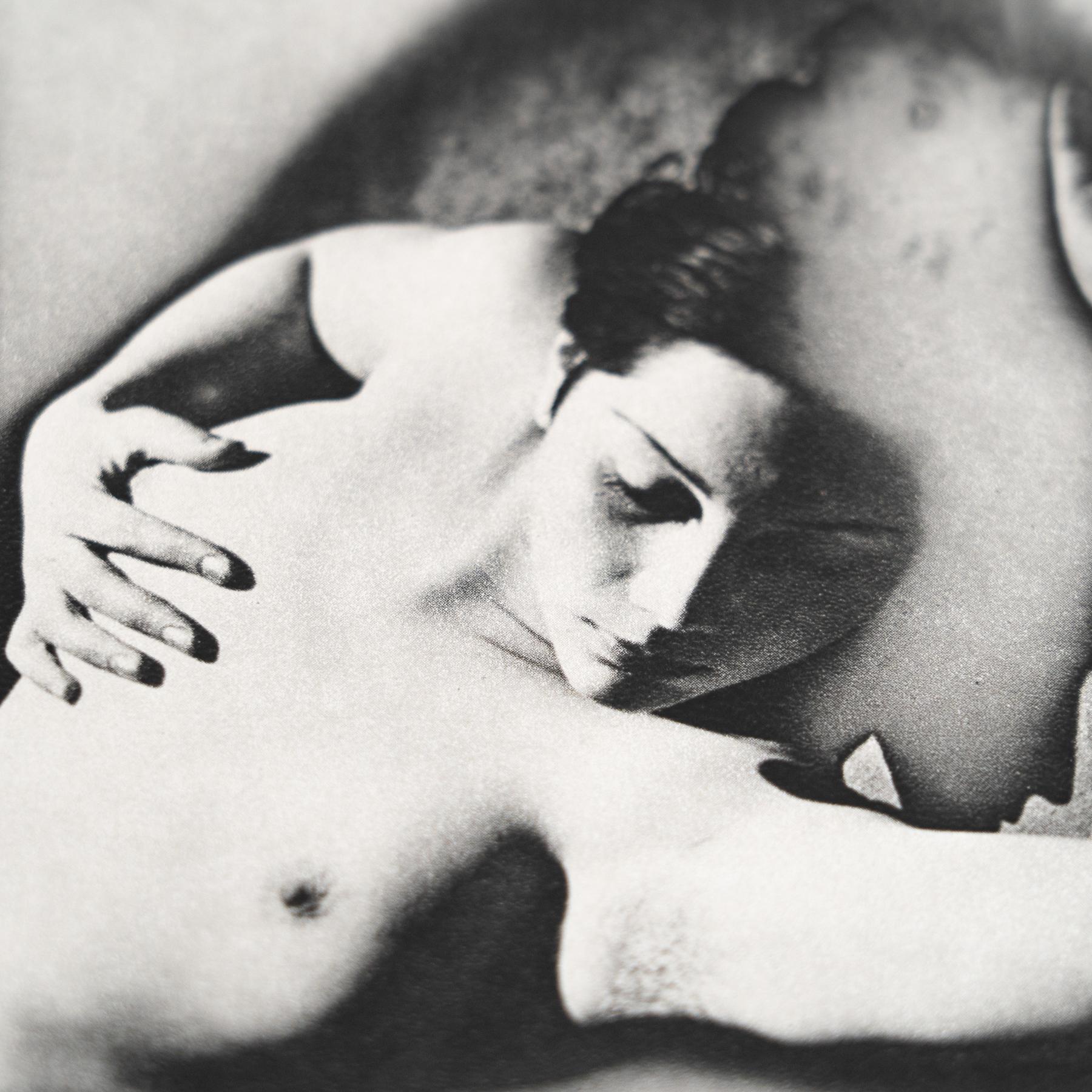 Gerahmte Schwarz-Weiß-Fotografie von Man Ray – limitierte Auflage (Papier) im Angebot