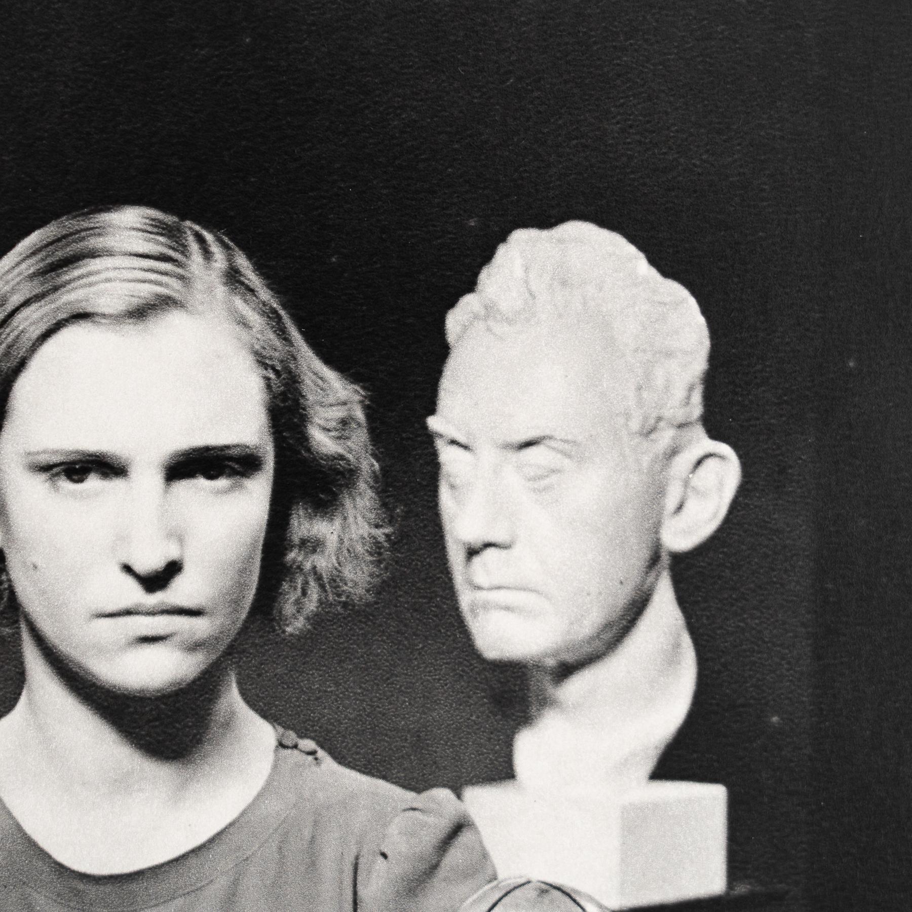 Man Ray Fotografía en blanco y negro enmarcada - Edición limitada Papel en venta