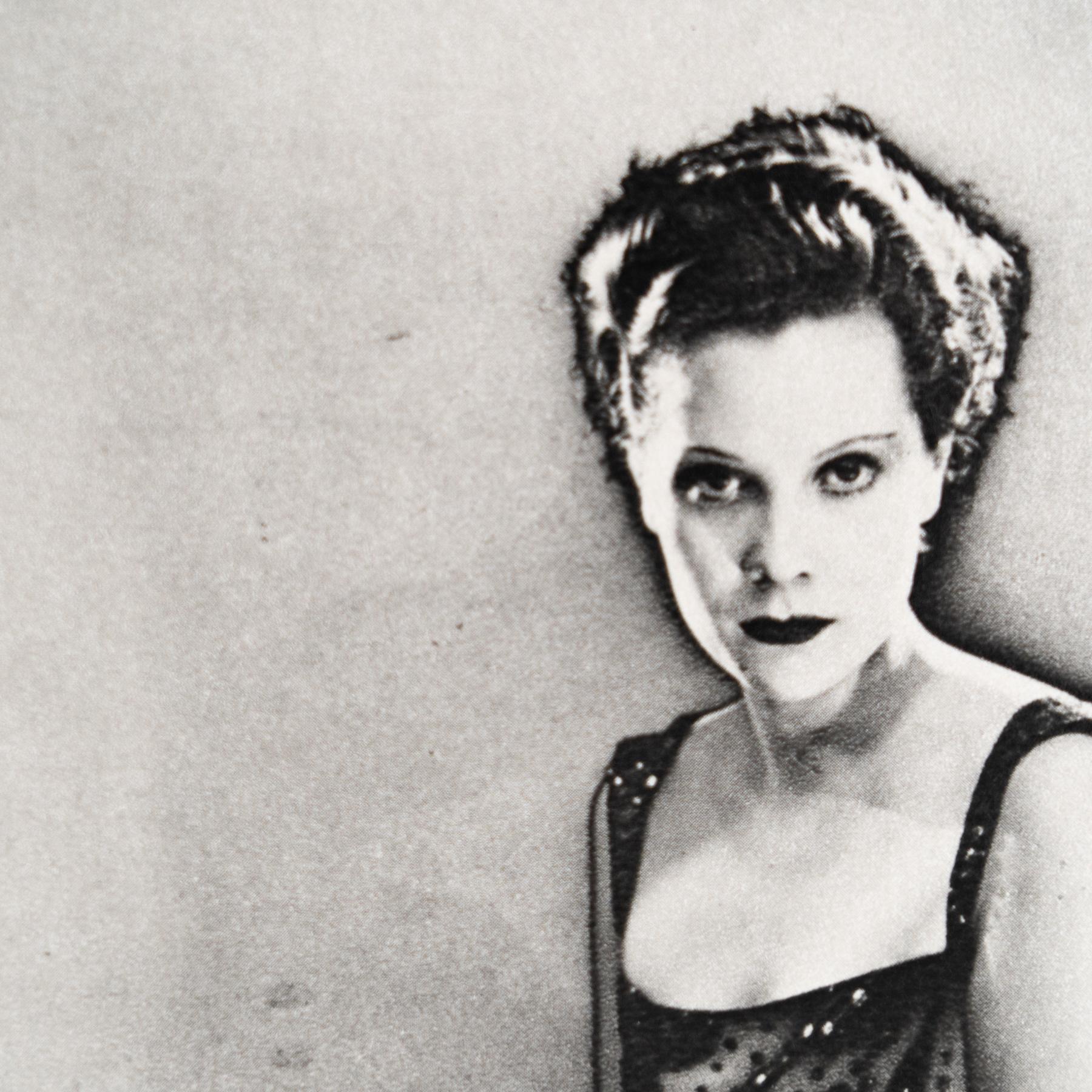 Man Ray Fotografía en blanco y negro enmarcada - Edición limitada Papel en venta