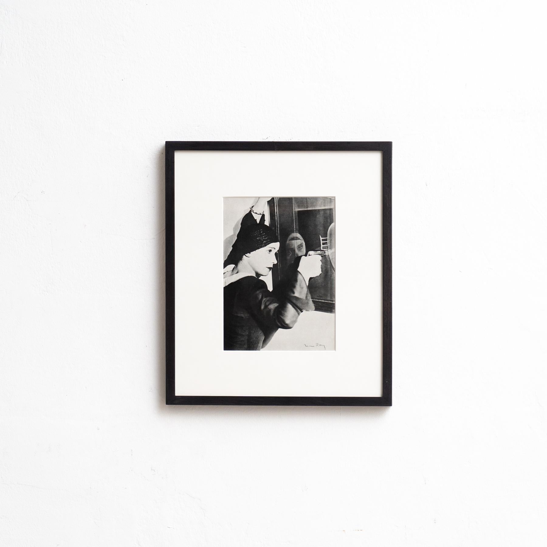 Immerse yourself in the surrealist world of Man Ray with this framed black and white photograph, a masterpiece of surrealist art. Printed in heliogravure, this artwork is part of a limited edition of 1000 copies, published by Gruppo Editoriale
