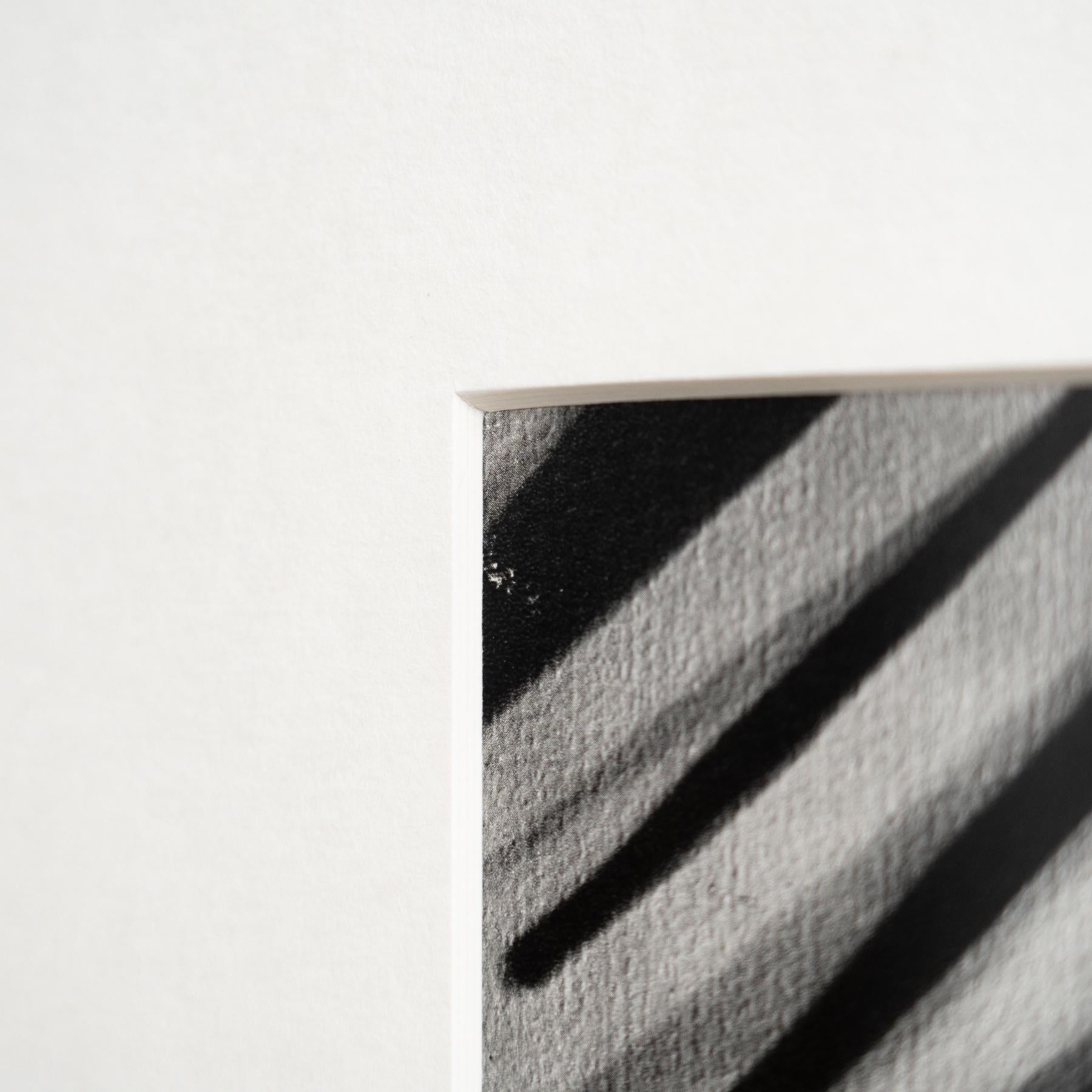 Rayógrafo Man Ray enmarcado en blanco y negro - Heliograbado de edición limitada en venta 3