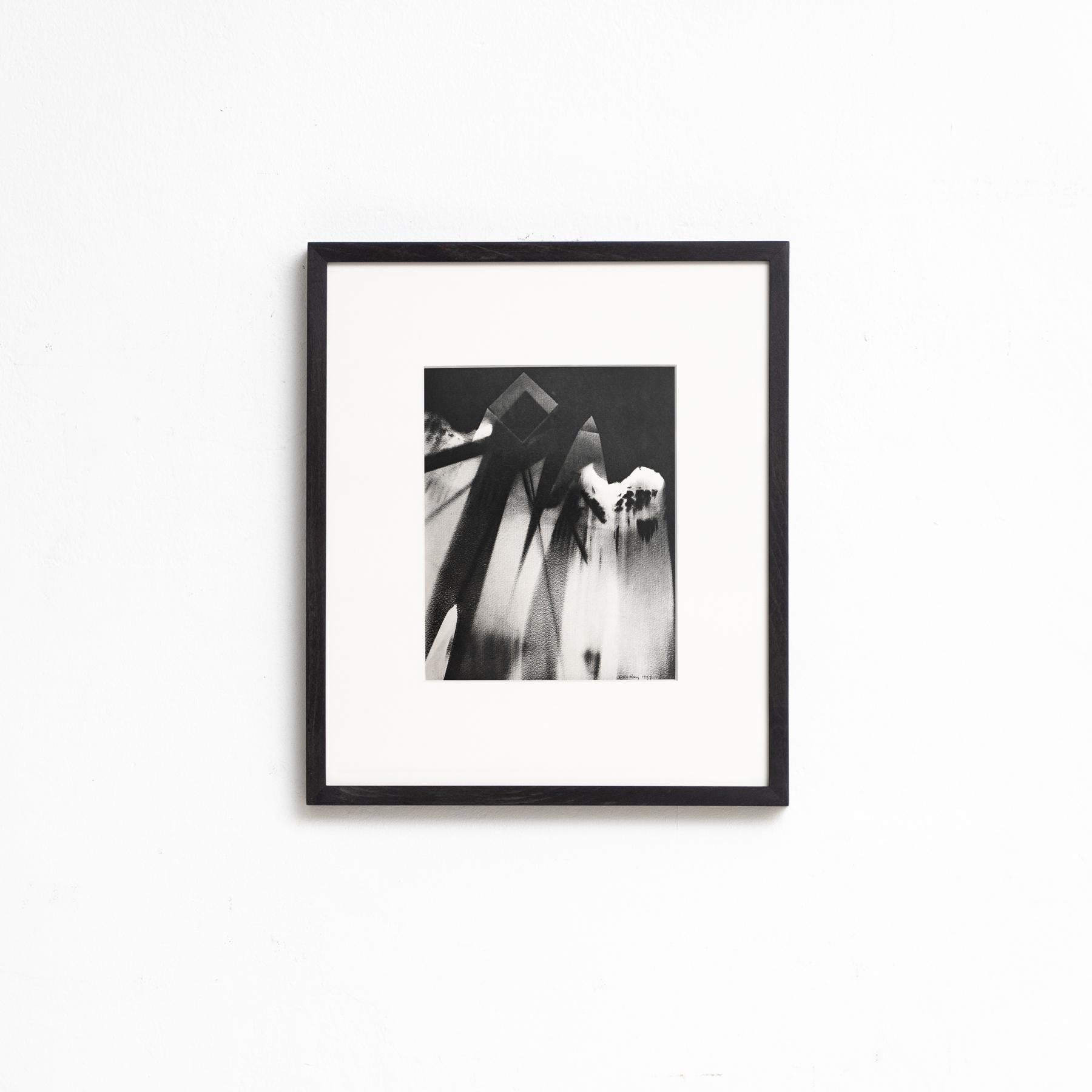 Descubre la elegancia atemporal de esta Rayografía en blanco y negro enmarcada del legendario artista y fotógrafo Man Ray. Esta obra única, impresa en heliograbado, forma parte de una edición limitada de 1000 ejemplares, publicada por el Gruppo