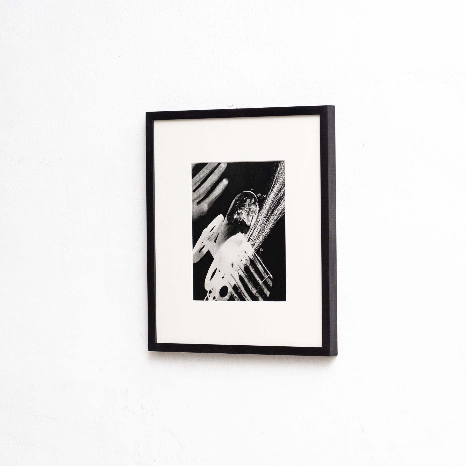 Rayógrafo Man Ray enmarcado en blanco y negro - Heliograbado de edición limitada Moderno de mediados de siglo en venta
