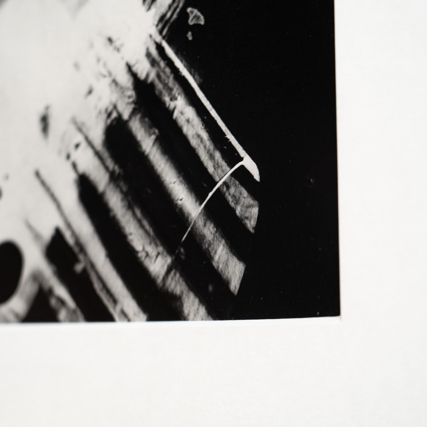 Rayógrafo Man Ray enmarcado en blanco y negro - Heliograbado de edición limitada en venta 2