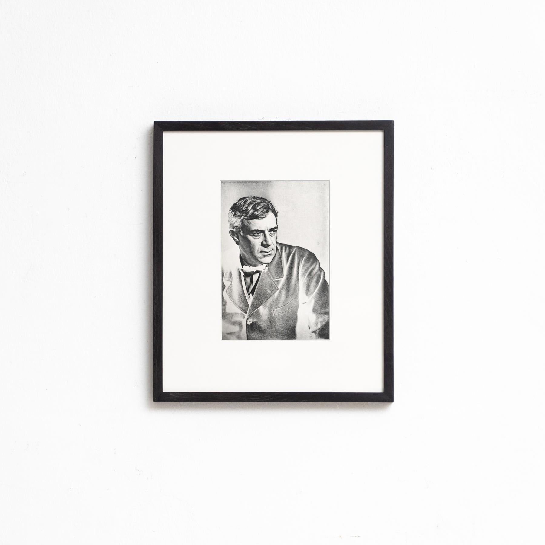 Immerse yourself in the surrealist world of Man Ray with this framed black and white photograph, a masterpiece of surrealist art. Printed in heliogravure, this artwork is part of a limited edition of 1000 copies, published by Gruppo Editoriale