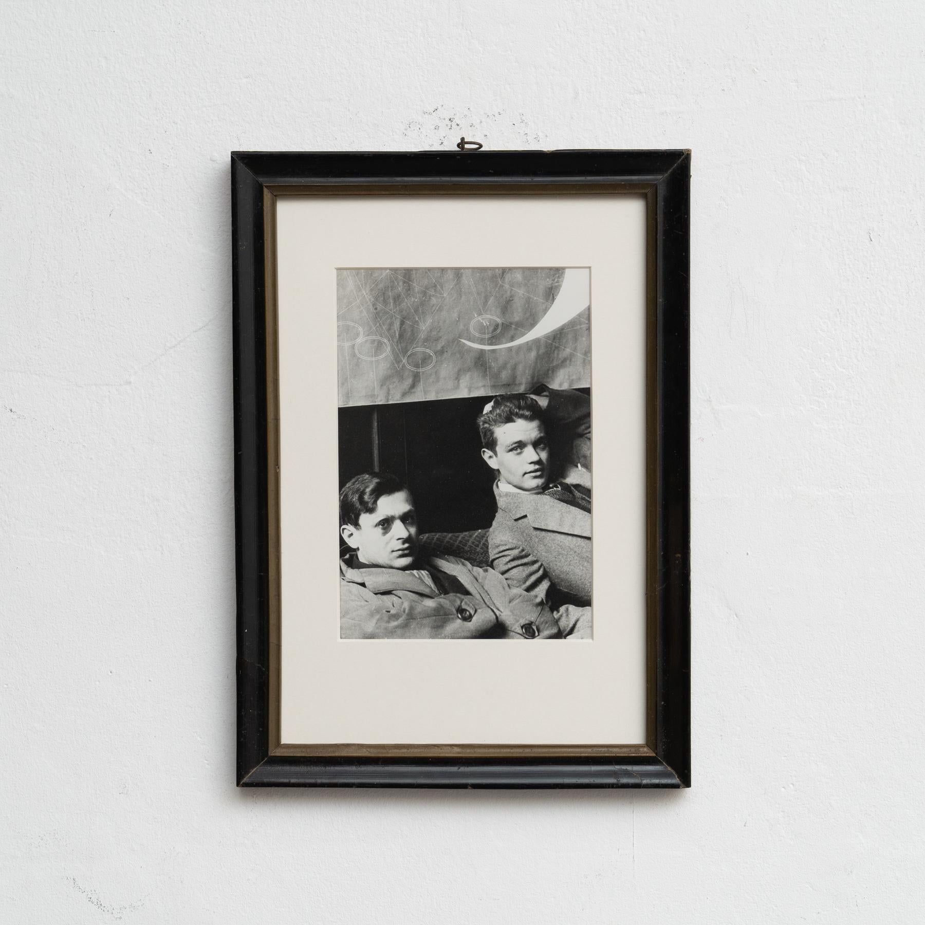 Man Ray: Ikonischer Silber-Gelatine-Druck
Archivfoto (nicht signiert oder gestempelt)
Gerahmt  Abmessungen (gerahmt): D 2 x B 38 x H 27 cm

Beschreibung:

Dieser eindrucksvolle Silbergelatineabzug fängt die Essenz des revolutionären fotografischen