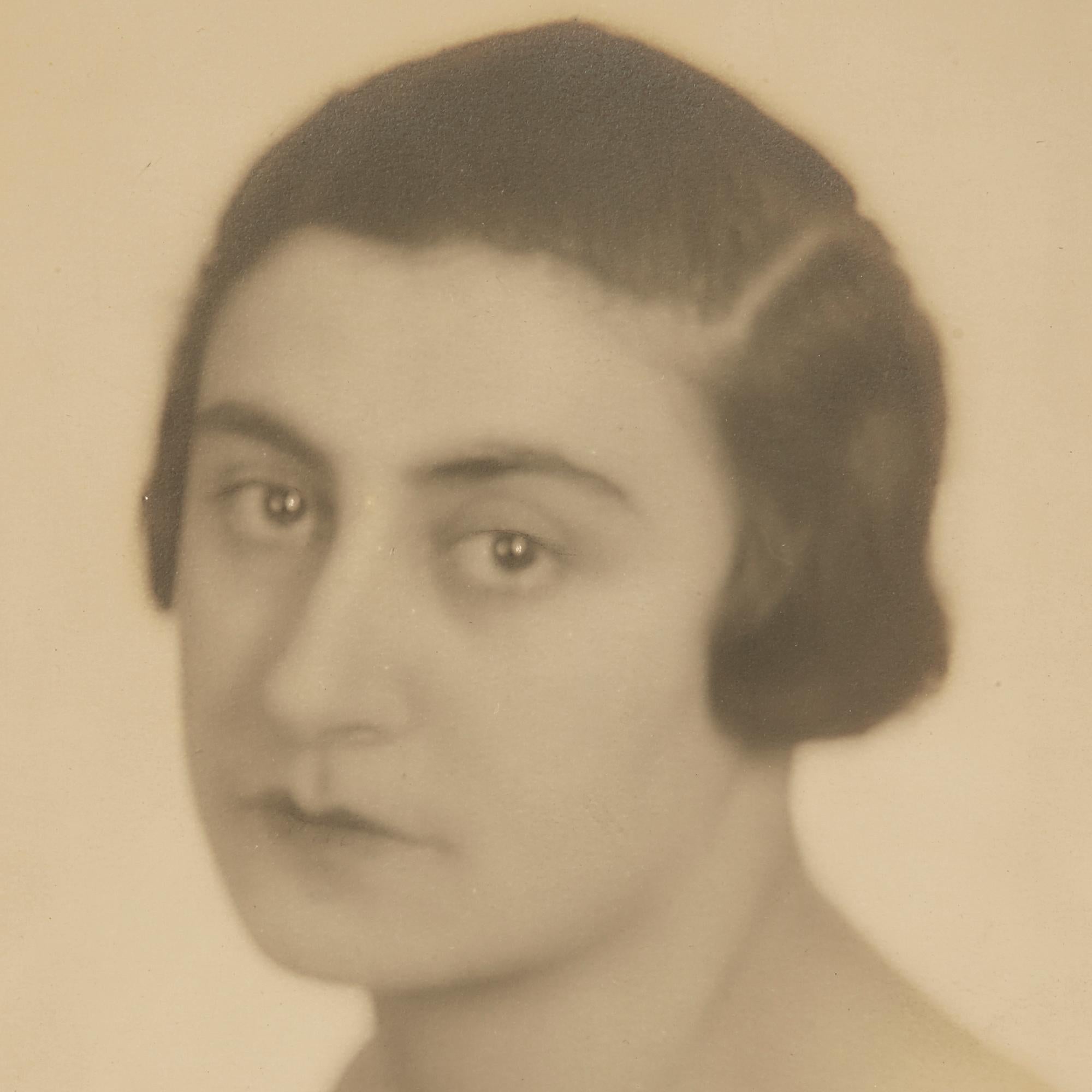 Photographie vintage de Man Ray à la gélatine argentique représentant Alice Prins (Kiki de Montparnasse), son amante et muse. Le portrait décolleté est imprimé sur papier mat et monté sur carte avec une signature au crayon de Man Ray dans la marge