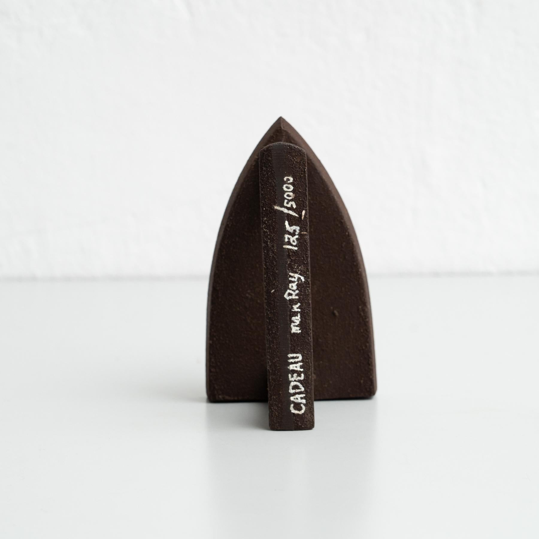 Man Ray - Le Cadeau Surrealist Sculpture, 1974 - Signed and Numbered In Good Condition For Sale In Barcelona, Barcelona