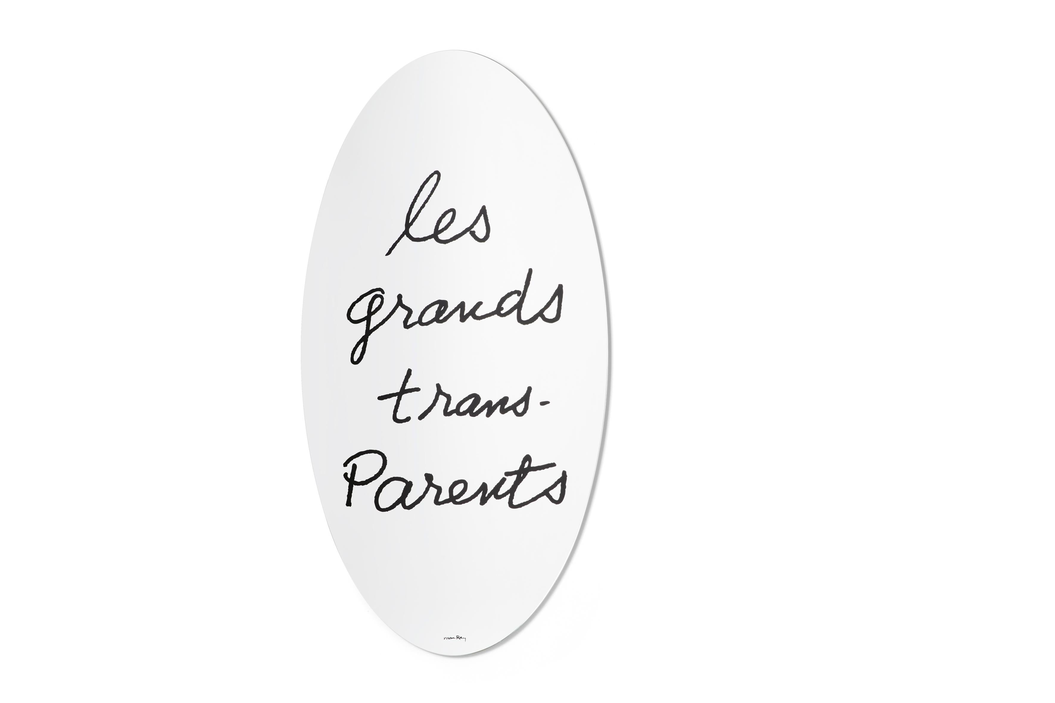 Man Ray Les Grands Trans-Parents - Specchio per Cassina 

PAROLE IN RIFLESSIONE
Uno specchio dal design iconico che rivela il suo tocco speciale e inaspettato in qualsiasi stanza, filtrando il suo riflesso attraverso un gioco di parole serigrafato