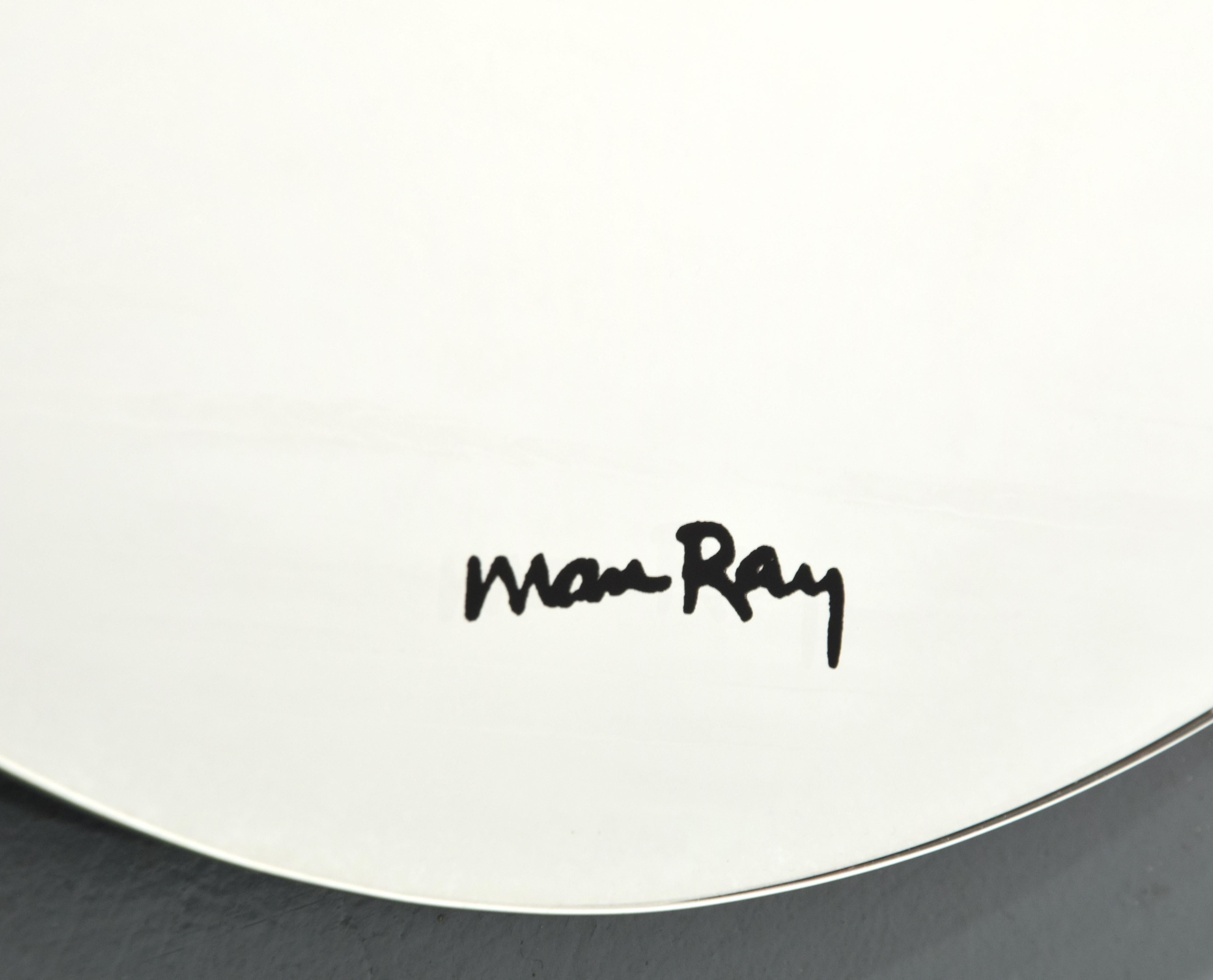 Künstler/Designer: Man Ray (Amerikaner, 1890-1976); Simon Gavina (Italiener, 1922-2007)

Zusätzliche Informationen: Entworfen im Jahr 1938 von Man Ray. Dieser Spiegel wurde ursprünglich 1971 für Simon Gavina hergestellt und stammt aus der