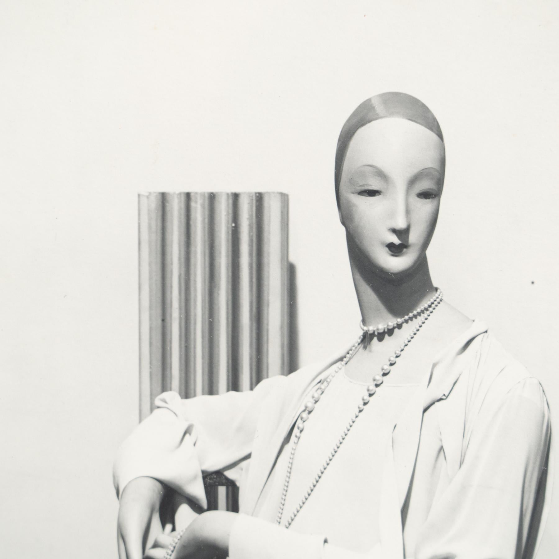 Man Ray Meisterwerk: Timeless Elegance in Monochrome - Gerahmte Vintage-Fotografie im Angebot 4