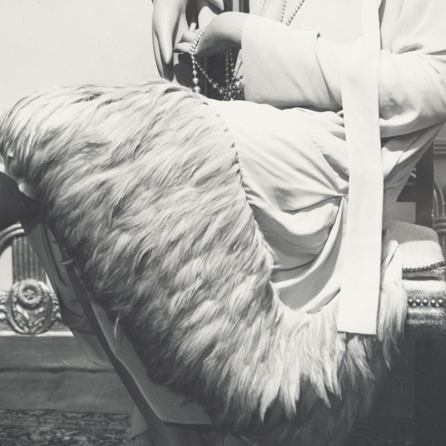 Man Ray Meisterwerk: Timeless Elegance in Monochrome - Gerahmte Vintage-Fotografie im Angebot 5