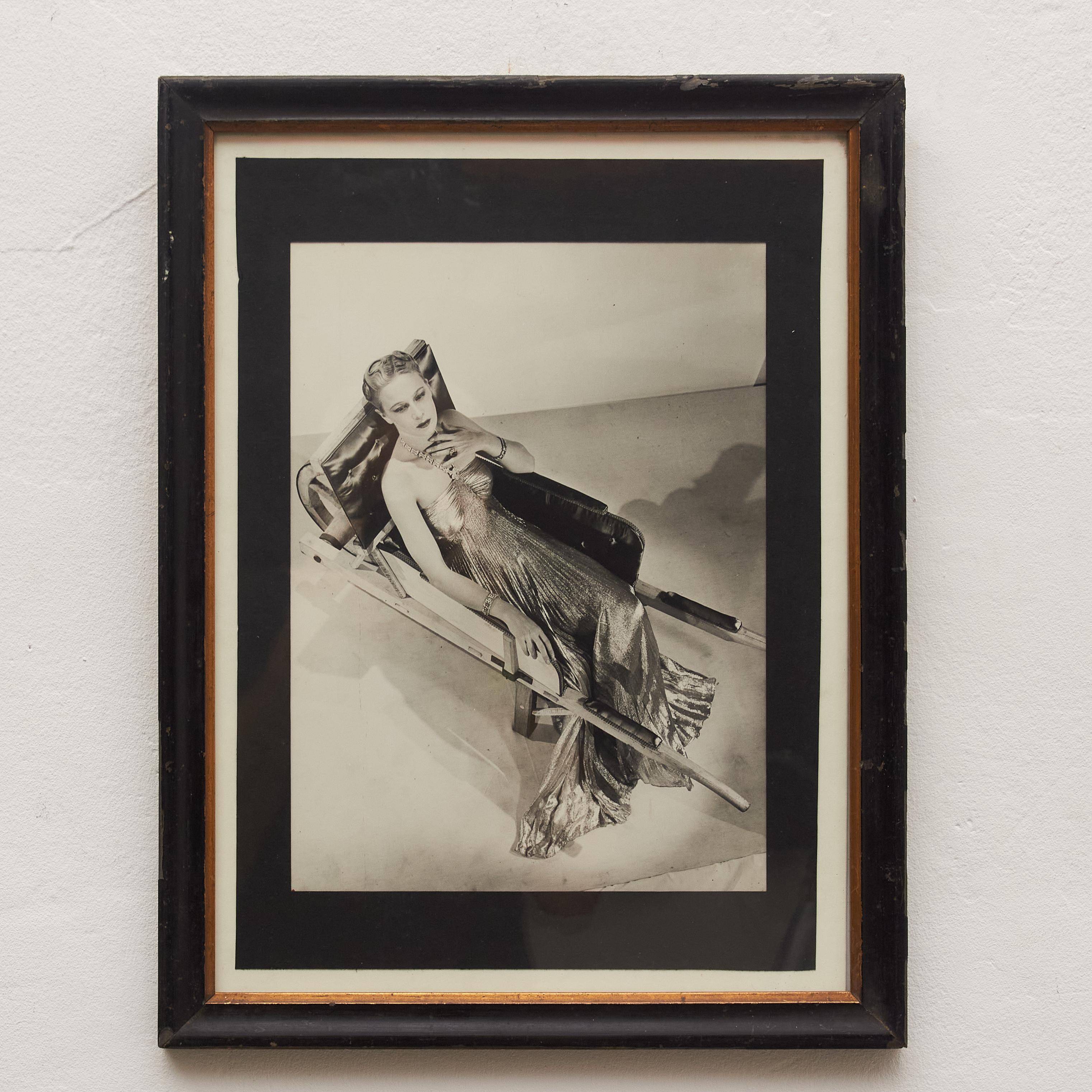 Diese außergewöhnliche Schwarz-Weiß-Fotografie entführt Sie in die rätselhafte Welt von Man Ray, einem Wegbereiter des DADA und des Surrealismus. Sorgfältig gerahmt in einem Rahmen aus dem frühen 20. Jahrhundert verkörpert dieses Meisterwerk die