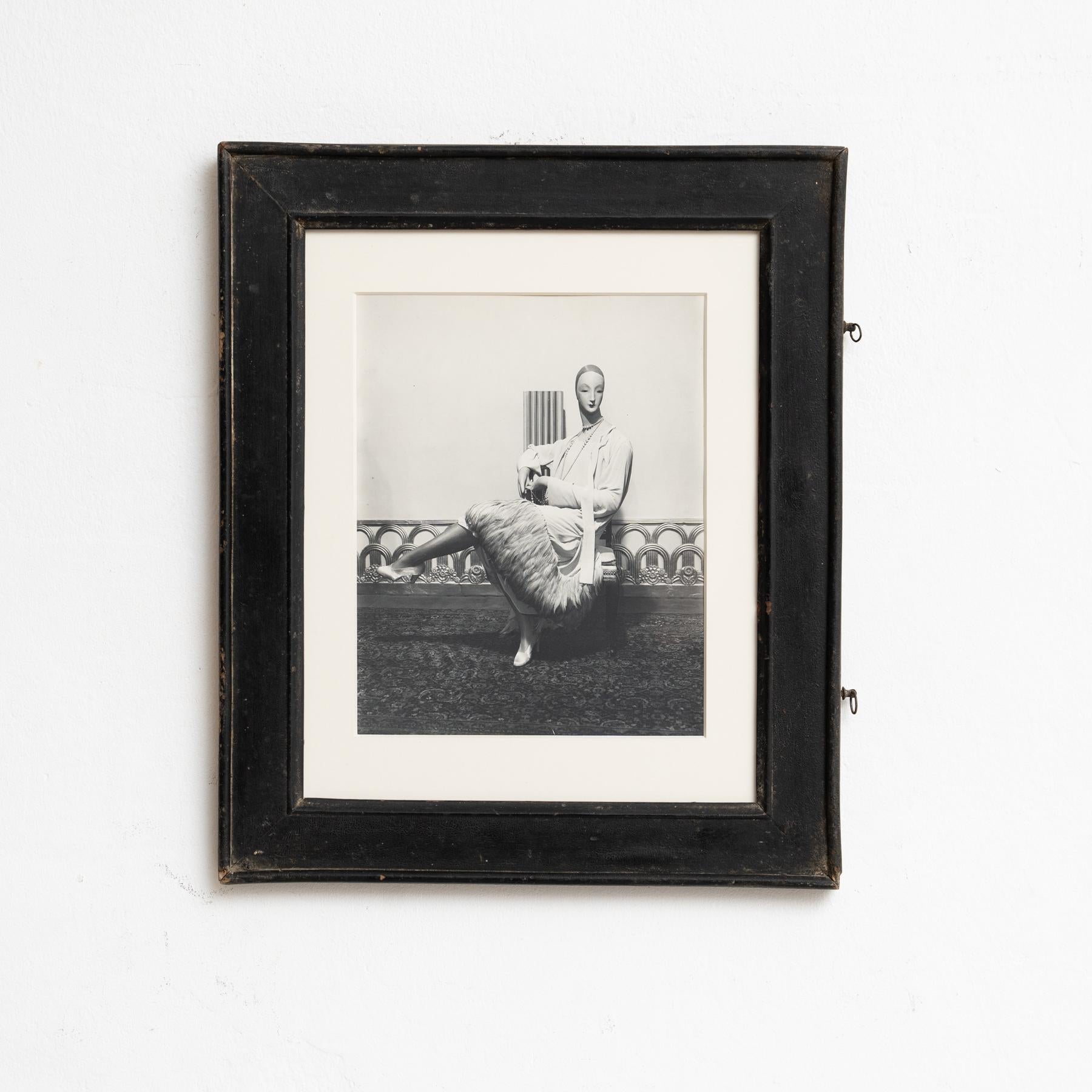 Diese außergewöhnliche Schwarz-Weiß-Fotografie entführt Sie in die rätselhafte Welt von Man Ray, einem Wegbereiter des DADA und des Surrealismus. Sorgfältig gerahmt in einem Rahmen aus dem frühen 20. Jahrhundert verkörpert dieses Meisterwerk die