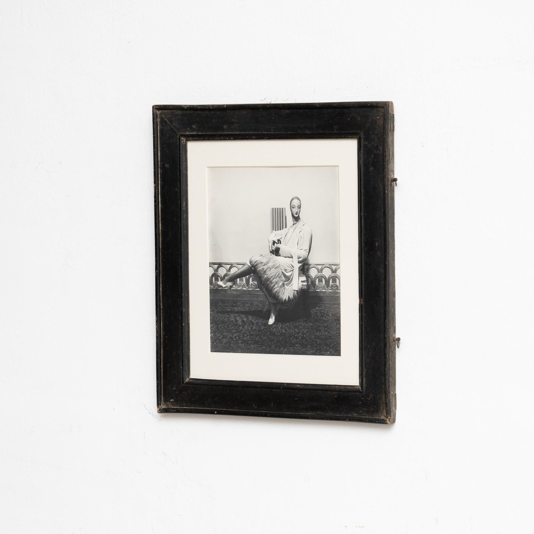 Man Ray Meisterwerk: Timeless Elegance in Monochrome - Gerahmte Vintage-Fotografie (Moderne der Mitte des Jahrhunderts) im Angebot