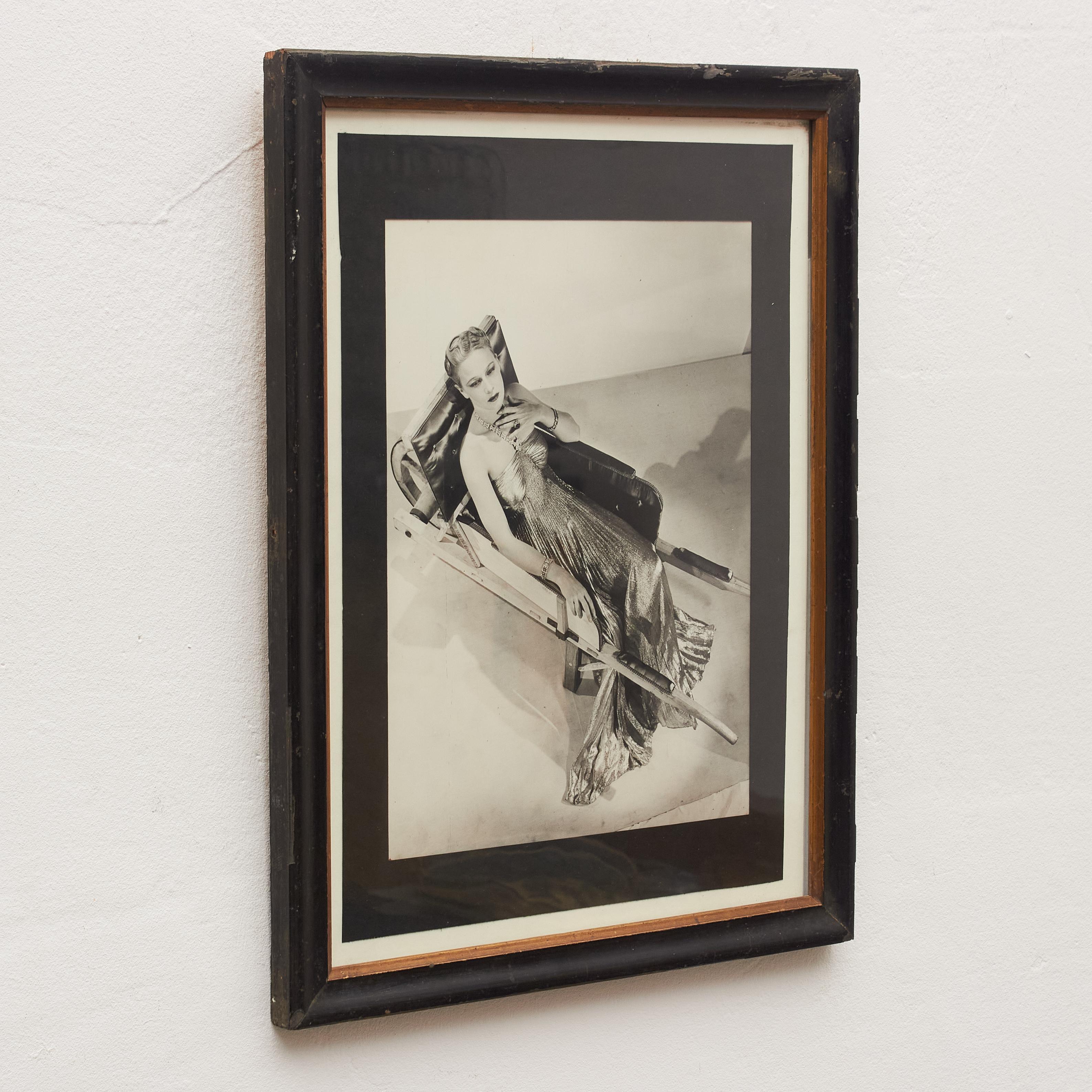 Man Ray Meisterwerk: Timeless Elegance in Monochrome - Gerahmte Vintage-Fotografie (Französisch) im Angebot
