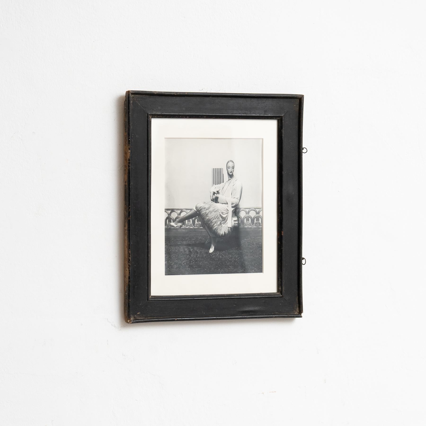Man Ray Meisterwerk: Timeless Elegance in Monochrome - Gerahmte Vintage-Fotografie (Französisch) im Angebot