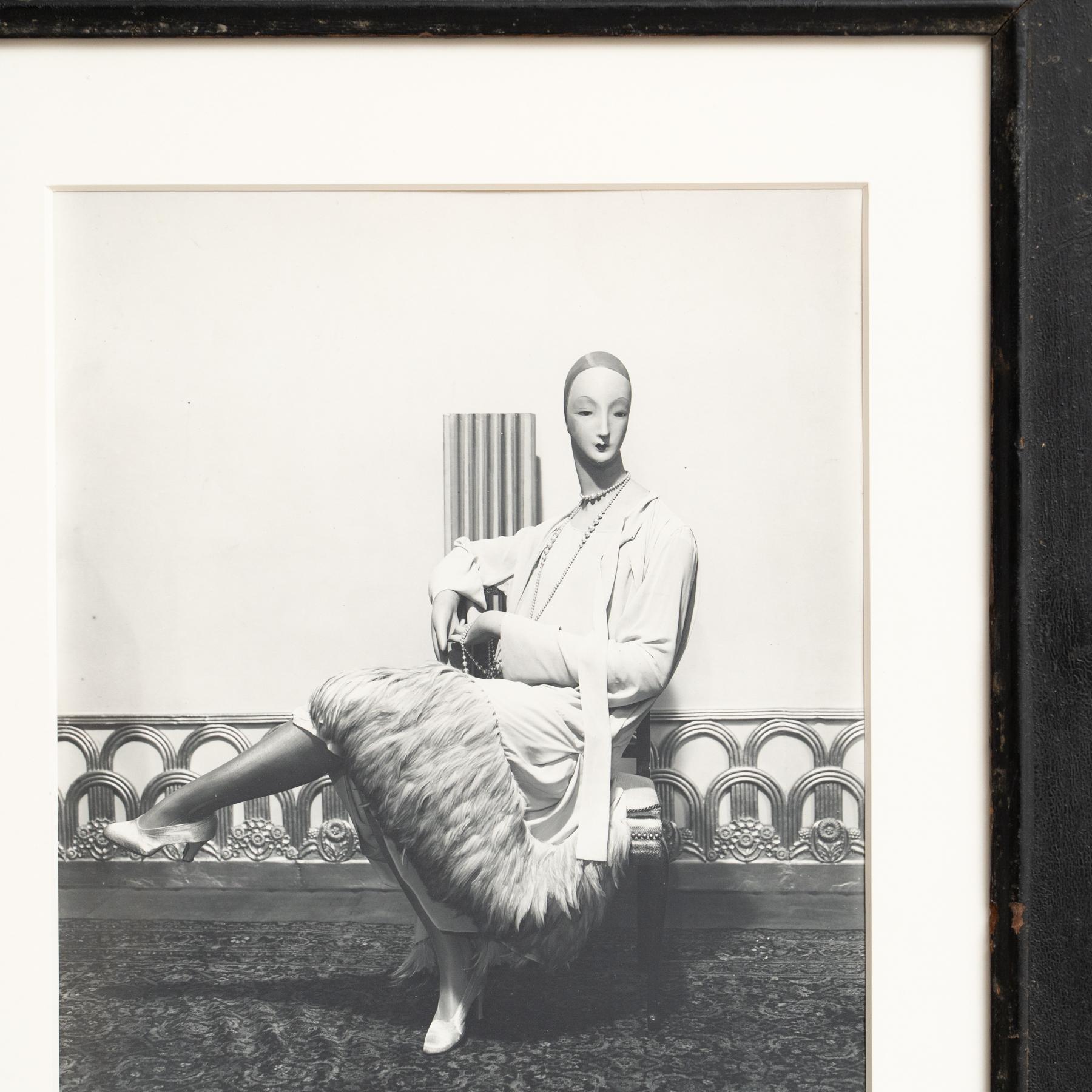 Man Ray Meisterwerk: Timeless Elegance in Monochrome - Gerahmte Vintage-Fotografie im Zustand „Gut“ im Angebot in Barcelona, Barcelona