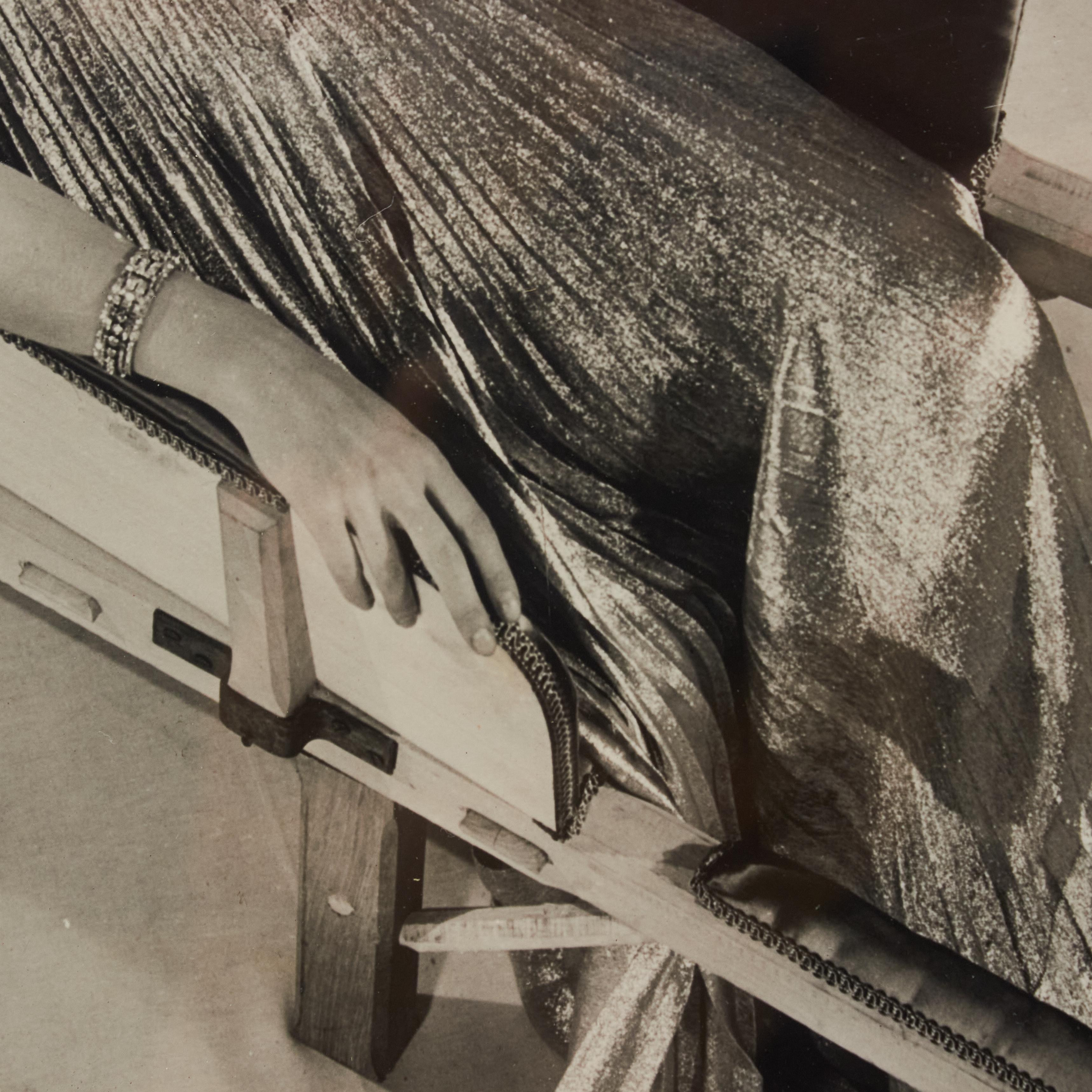 Man Ray Meisterwerk: Timeless Elegance in Monochrome - Gerahmte Vintage-Fotografie (Ende des 20. Jahrhunderts) im Angebot