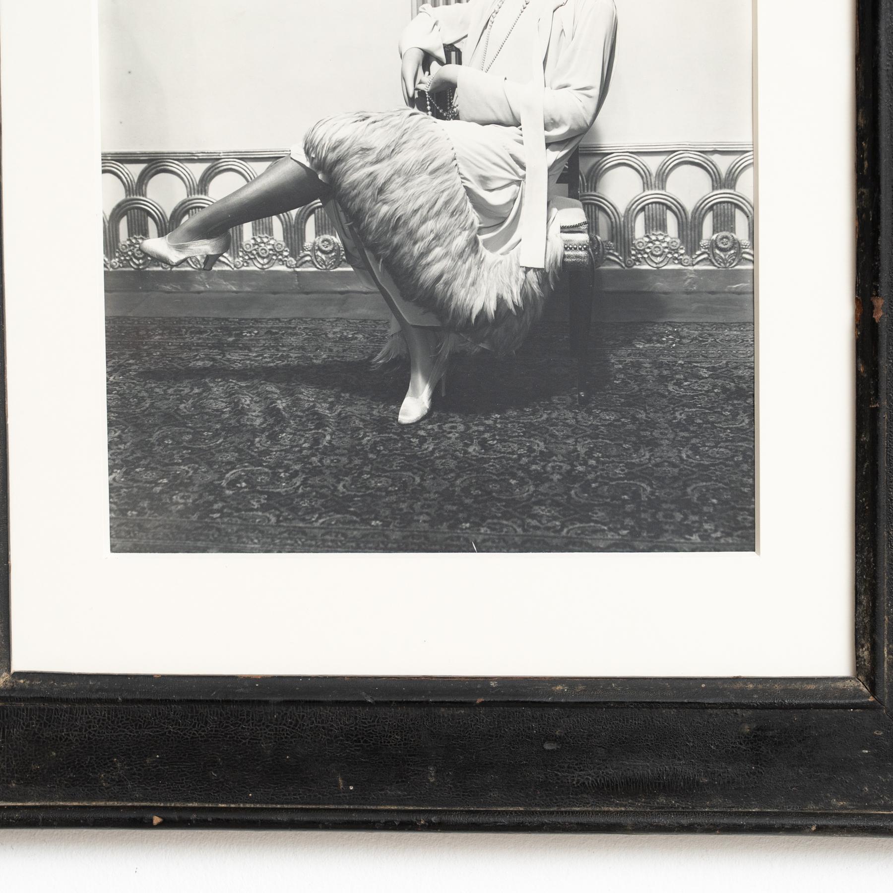 Man Ray Meisterwerk: Timeless Elegance in Monochrome - Gerahmte Vintage-Fotografie (Ende des 20. Jahrhunderts) im Angebot
