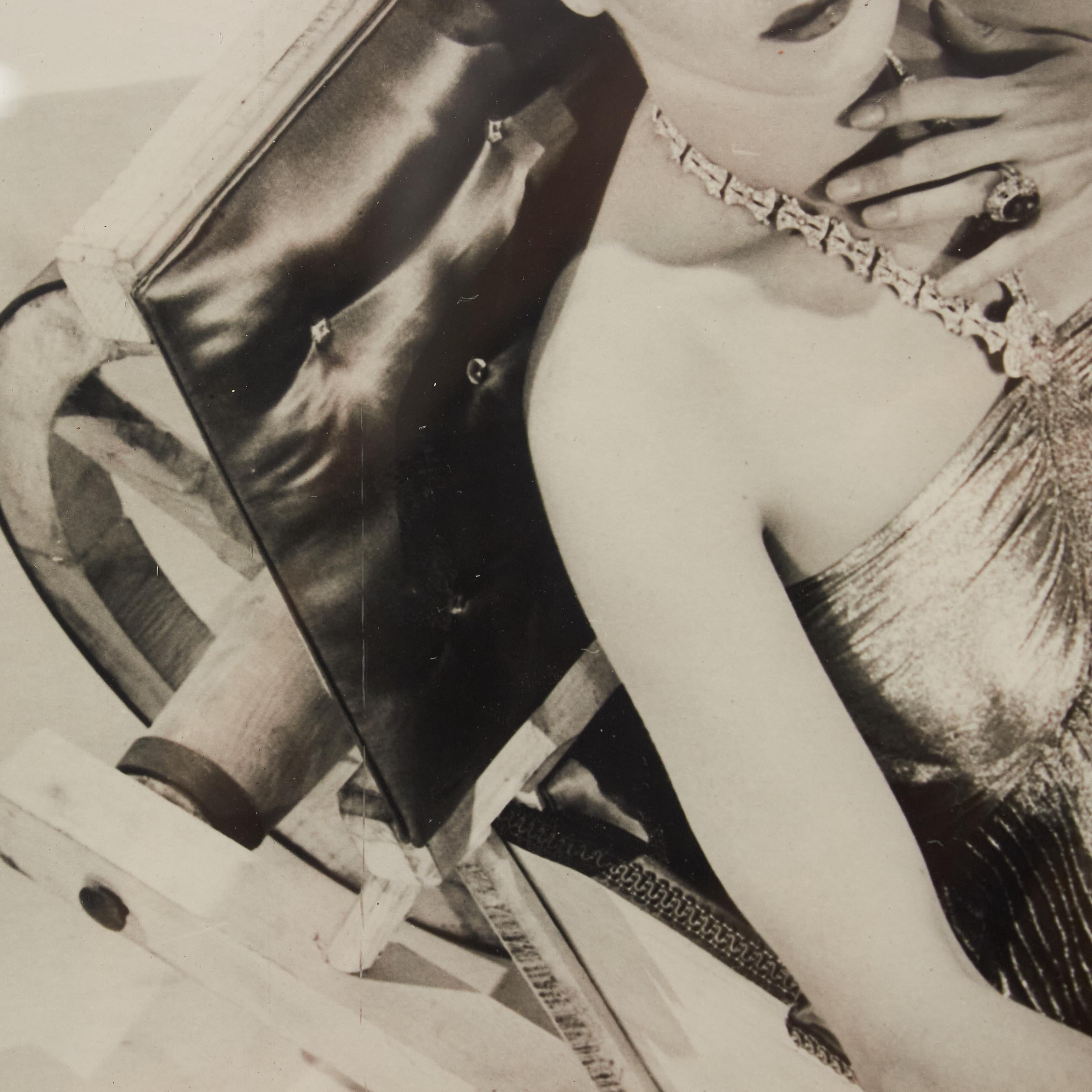 Man Ray Meisterwerk: Timeless Elegance in Monochrome - Gerahmte Vintage-Fotografie (Papier) im Angebot