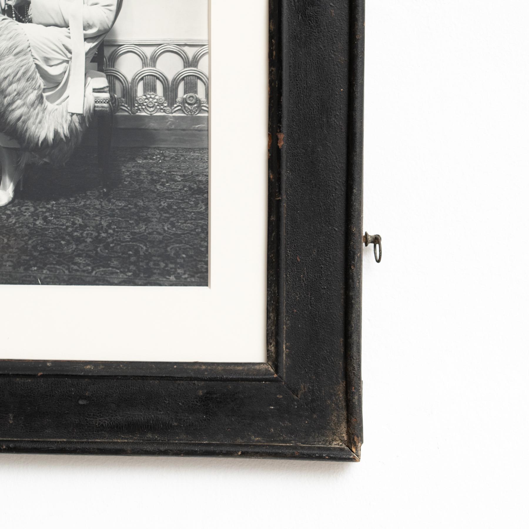Man Ray Meisterwerk: Timeless Elegance in Monochrome - Gerahmte Vintage-Fotografie (Papier) im Angebot