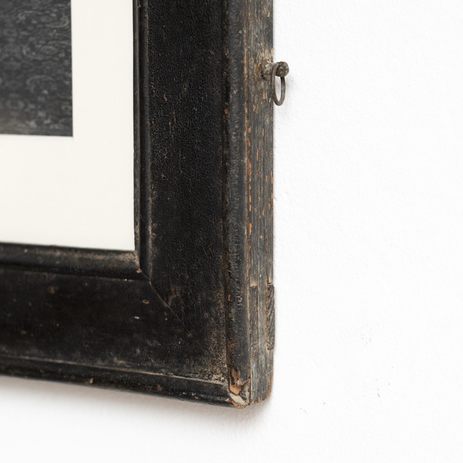 Man Ray Meisterwerk: Timeless Elegance in Monochrome - Gerahmte Vintage-Fotografie im Angebot 1