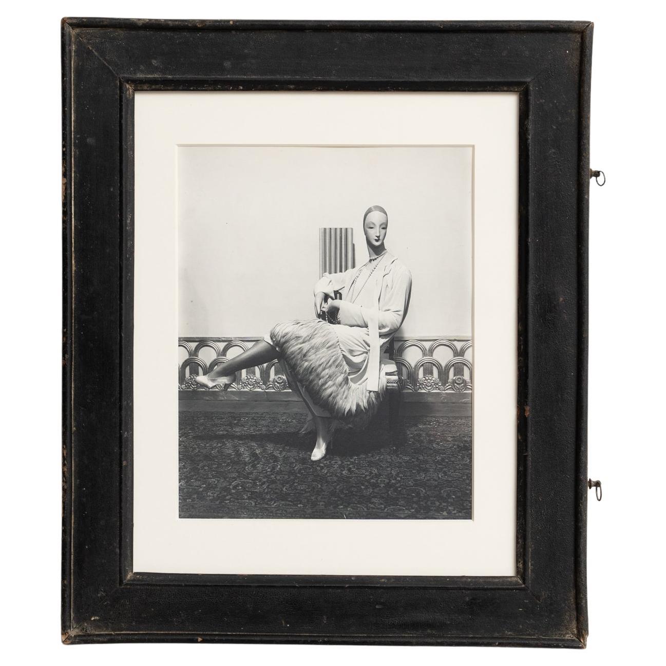 Chef-d'œuvre de Man Ray : L'Elegance Timeless en Monochrome - Photographie vintage encadrée