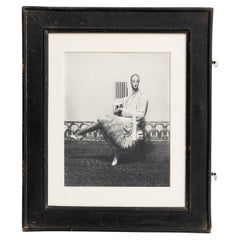 Chef-d'œuvre de Man Ray : L'Elegance Timeless en Monochrome - Photographie vintage encadrée