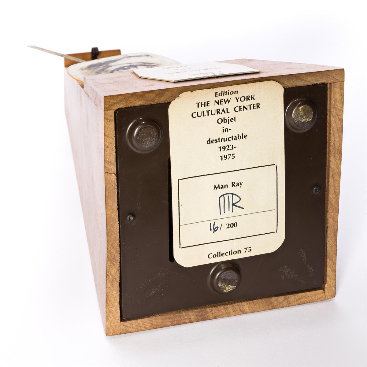 Métronome en bois et métal avec œil imprimé. Paraphé et numéroté 16/200 au feutre et à l'encre sur l'étiquette imprimée au bas de l'objet. Publié par le Centre culturel de New York.  Conçu en 1922-1933, exécuté en 1974. Martin 31.

Cette œuvre a