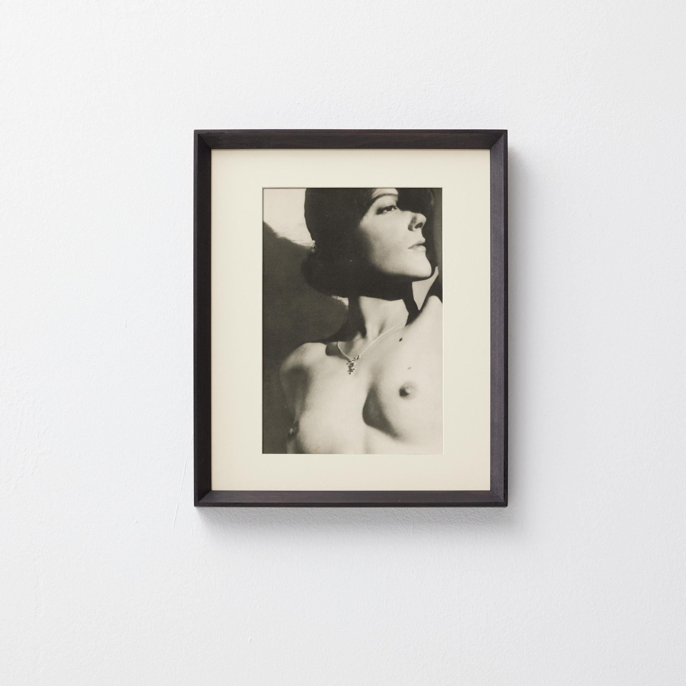 Héliogravure originale publiée dans la première édition de Verve (Vol. 1, No. 1, 1937), une revue d'art de référence éditée par Tériade et imprimée à Paris. Cette image exquise de Man Ray, l'une des figures les plus influentes de la photographie du